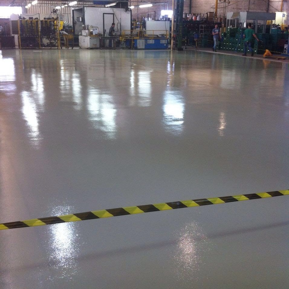 💪 Piso Epóxi Industrial: resistência em cada camada!
Se a sua indústria precisa de um piso que suporte alto tráfego, cargas pesadas e operação intensa, o sistema epóxi multilayer é a solução ideal!
Esse tipo de revestimento é formado por múltiplas camadas que garantem resistência extrema:
🔹 Primer: promove aderência ao substrato
🔹 Camadas de base (multilayer): aumentam a espessura e resistência mecânica
🔹 Acabamento: selamento com resina epóxi, que protege e facilita a limpeza
✅ Suporta até tráfego de carrinhos de paletes e empilhadeiras
✅ Ideal para indústrias alimentícias, farmacêuticas, metalúrgicas e logísticas
✅ Aplicação conforme NBR 14050, norma que garante a qualidade e segurança do revestimento
Na ABC Epóxi, temos mais de 25 anos de experiência em todo o Brasil. Nossa equipe técnica cuida de todo o processo, desde a escolha do material até a execução. O cliente não precisa se preocupar com nada!
#pisoepoxi #pisoindustrial #resinaepoxi #epoximultilayer #nbr14050 #industria #logistica #farmaceutica #alimenticia #abcEpoxi #revestimentoresistente #pisoantiderrapante #pisoresistente #engenhariaindustrial #pisotecnico