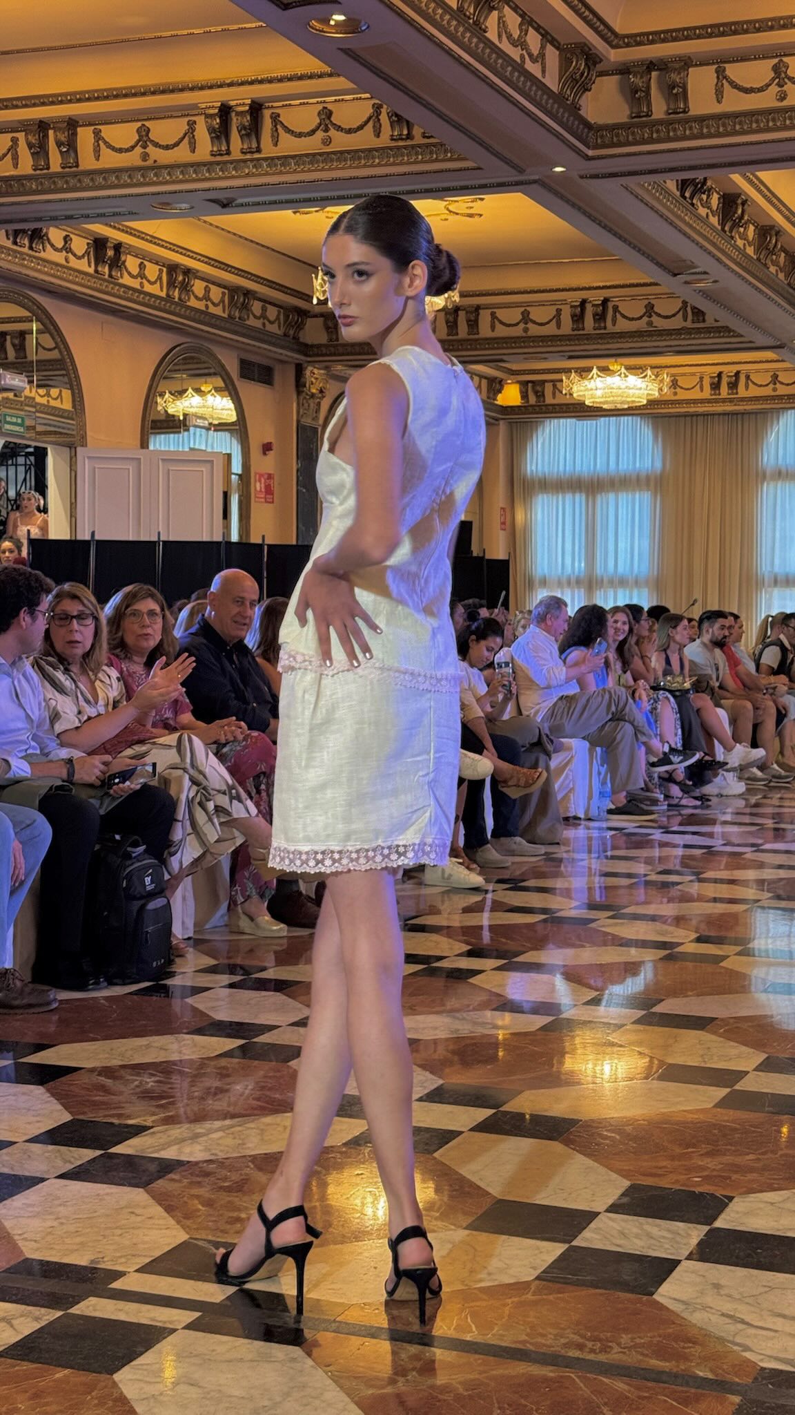 El pasado 26 de junio celebramos nuestro desfile anual de fin de curso en Metrópolis, un día muy especial para todos.
Aquí os compartimos algunos de los increíbles diseños creados por nuestros alumnos para la colección urbana. ¡Talento, creatividad y mucho estilo en cada propuesta! 👏🎥