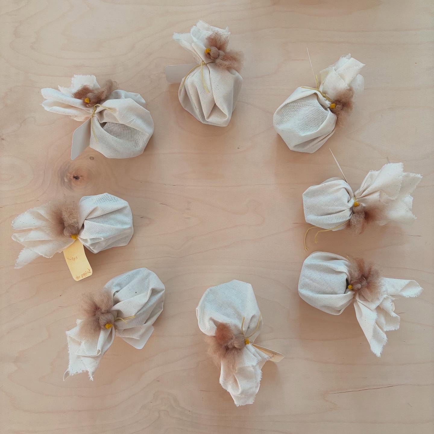 🪶 Voor alle klasgenootjes maakte ik een pakketje met vergeet me niet zaadjes en een vogeltje. Die staat symbool voor het uitvliegen. Het was fijn om voor elk kind zo’n pakketje te maken, want zo kwam iedereen nog even voorbij in gedachten.
#levenmetdeseizoenen #jaarfeest #seizoenstafel #jaartafel #jaartafelfiguren #natvilten #felting #feltingwool #needlefelting #handgemaakt #vrijeschool #vrijeschoolmoeder #waldorf #waldorfinspired #waldorfhome #jahreszeitentisch #waldorfschule #gefühlt #vrijeschoolonderwijs #waldorfkinder #flatlay #seizoenstafelpopjes #bloemenkind #midsommar #zesdeklassers #waldorfschule #waldorfpädagogik