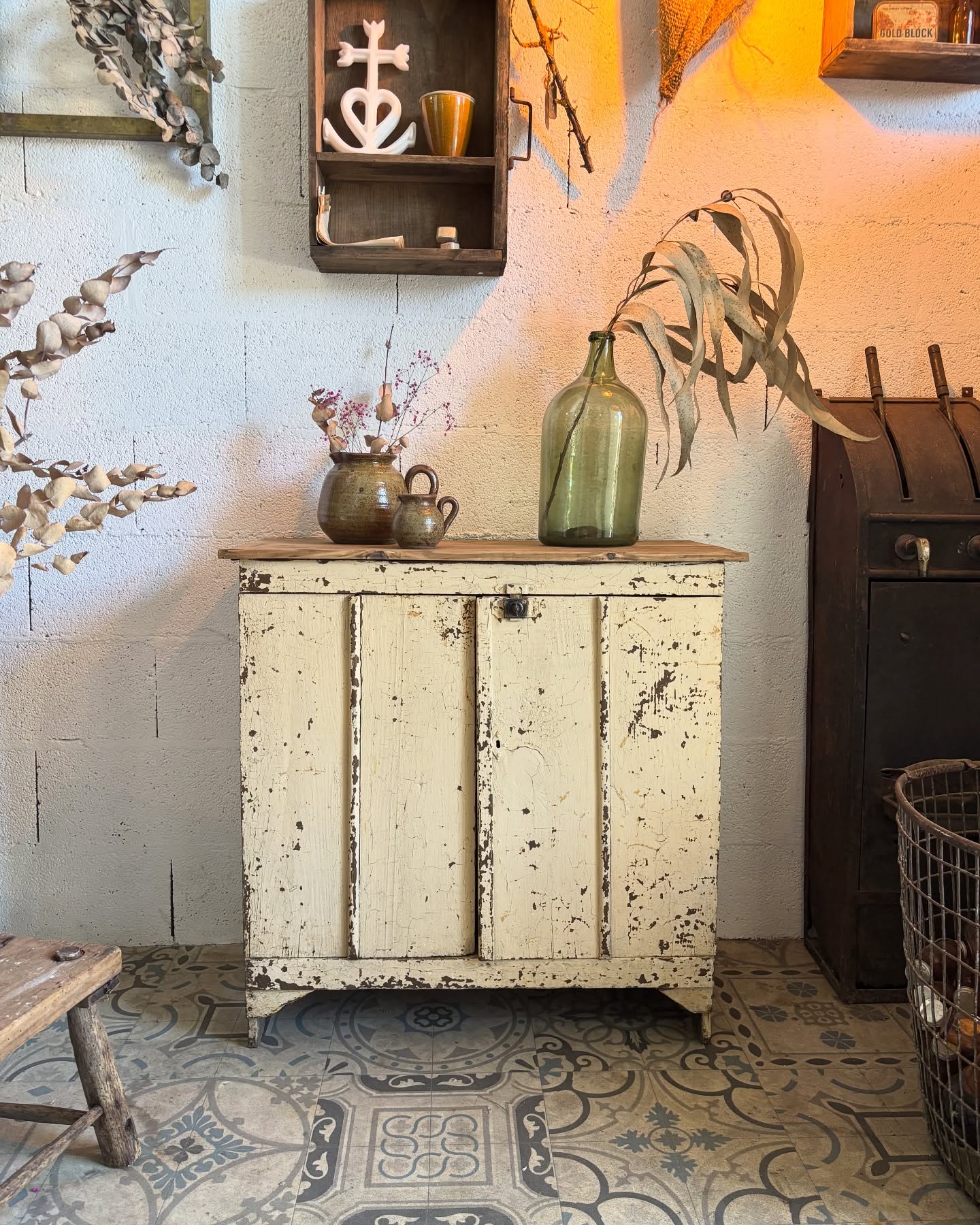 Il vous attend ce week-end 🍃
Petit meuble d’atelier et sa patine de folie
Dimensions : L 80 x P 39 x Ht 80 cm
Visible et disponible en boutique aux @pucesducanal & sur notre e-shop (lien en bio) 🏷️
Brocante en ligne - Puces - Brocante - Meubles anciens - retour de Chine - Patine