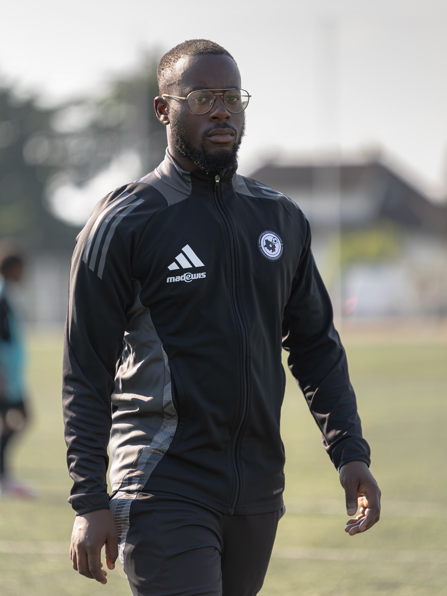 Derrière chaque équipe, un regard qui veille.
Focus Sport Club.
.
.
.
#football #coach #coachlife #footjeunesse #équipe #photographiefootball #focussportclub #portraitsportif #soccercoach #footfrançais #passionfootball #footballaddict #footballvibes #sportphotography #footballcoach #kidsfootball