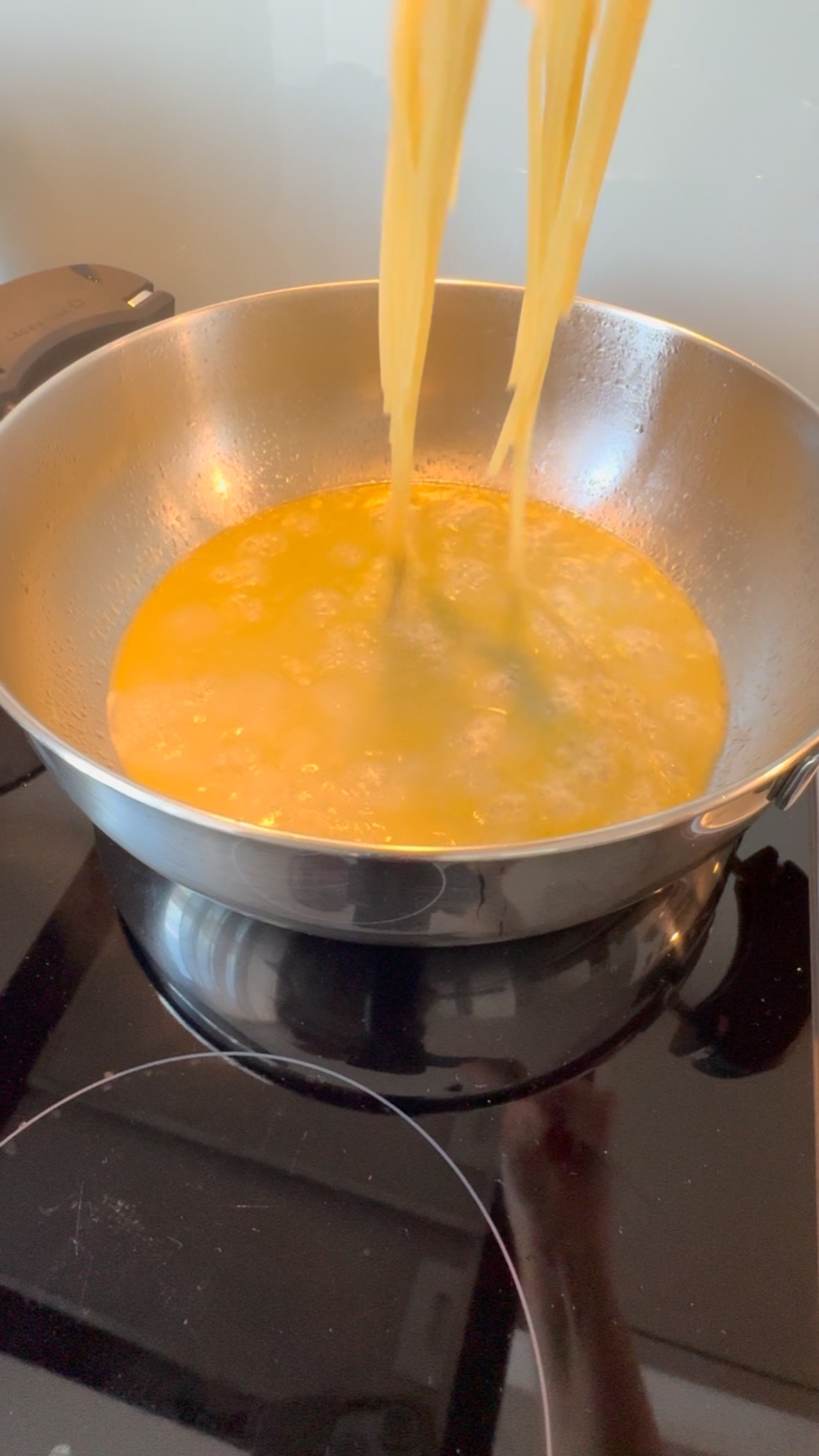 🍋Ingredienti
• 180–200 g di linguine
• 2 limoni biologici
• 40–50 g di parmigiano grattugiato
• Burro freddo (circa 30 g, a pezzetti)
• Olio extravergine d’oliva (q.b.)
• Sale (q.b.)
• Pepe nero macinato fresco (q.b.)
Preparazione
Con un pelapatate, preleva la scorza dei limoni, evitando la parte bianca amara.
In una padella larga, fai sciogliere una noce di burro e aggiungi le scorze di limone. Lasciale insaporire per un paio di minuti a fuoco dolce.
Aggiungi un filo di olio d’oliva e un mestolino di acqua di cottura della pasta.
Intanto, cuoci le linguine in abbondante acqua salata, scolandole a metà cottura.
Spremi il succo dei limoni e aggiungilo nella padella, poi rimuovi le scorze.
Trasferisci le linguine nella padella e termina la cottura risottandole, aggiungendo poca acqua di cottura alla volta.
Fuori dal fuoco, aggiungi il burro freddo e il parmigiano, mantecando energicamente fino a ottenere una crema liscia.
Aggiusta di sale e completa con pepe nero macinato fresco.
•
•
#pasta#limone#cucinare#cooking#lemon#summer#zitronenpasta#mangiare#italiancuisine#homemade#ricetta#recipe#foodie#instafood