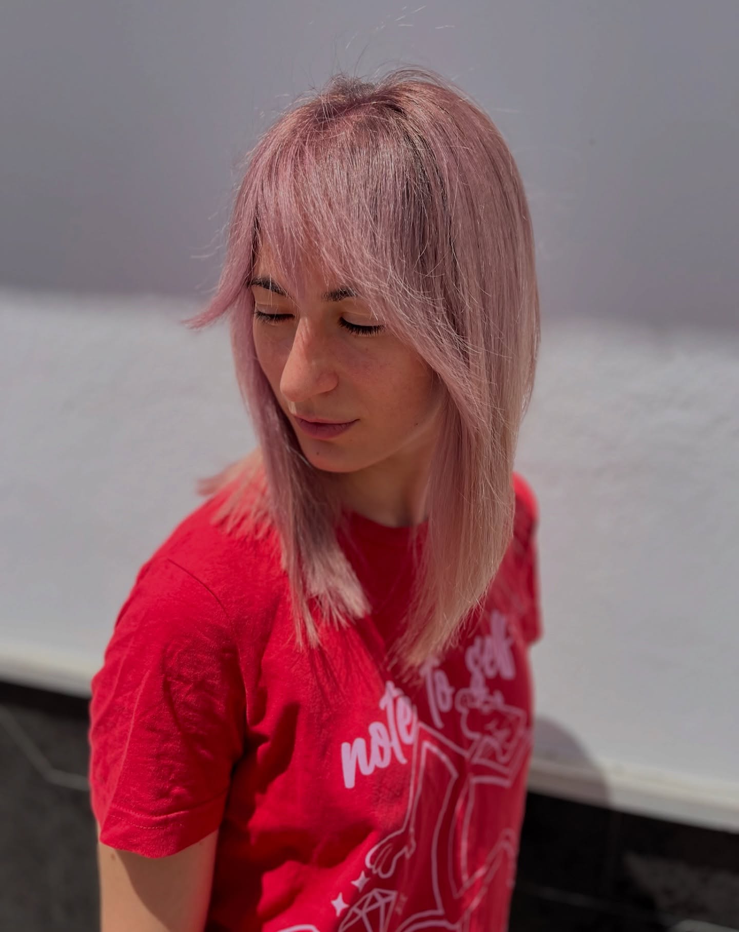 💗 DECO + MATIZ ROSADO 💗
Una transformación total para quienes se atreven con tonos más dulces y con mucha personalidad. Este rosa suave y luminoso aporta un aire atrevido y a la vez delicado ✨
¿Qué os parece?💖
#barbaramillan #equipobarbaramillan #peluqueria #hair #makeup #moda #beauty #hairsalon #hairstyles #kerastase #wella #coloristawella #sassoon #goaorganics #sebastianprofessional