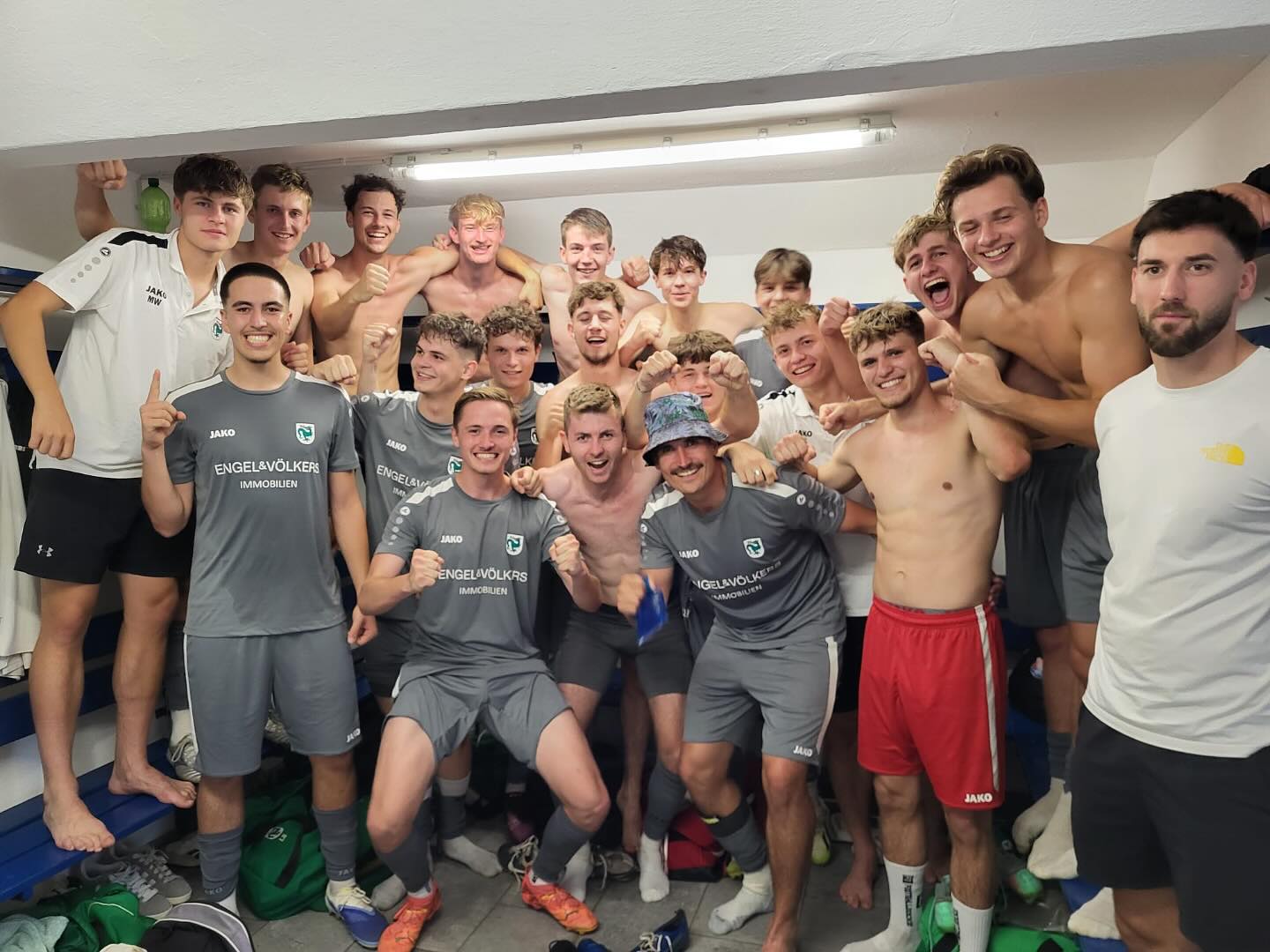 Die neue Saison startet genauso, wie die letzte aufgehört hat – mit einem Sieg gegen den ESV Freilassing @esvkicker ! 💪 Diesmal waren wir auswärts zu Gast und konnten das Spiel mit einem verdienten 4:2 für uns entscheiden.
Unsere Torschützen des Tages:
⚽⚽ @georgkutter
⚽⚽ @m.urat58
Starke Teamleistung, Männer! Jeder hat für jeden gekämpft – genau so wollen wir weitermachen! 💚🐉
Jetzt heißt’s: regenerieren und Fokus nach vorne, denn am Dienstag um 19:00 Uhr steht schon das nächste Spiel an – Heimspiel an der Poschinger Allee gegen den TSV Grünwald @tsvgruenwald_fussball die mit einem 4:2-Sieg gegen den 1. FC Garmisch-Partenkirchen in die Saison gestartet sind. #edid #fussball #landesliga #sieg #drachen #murnau #explore #auswärtssieg