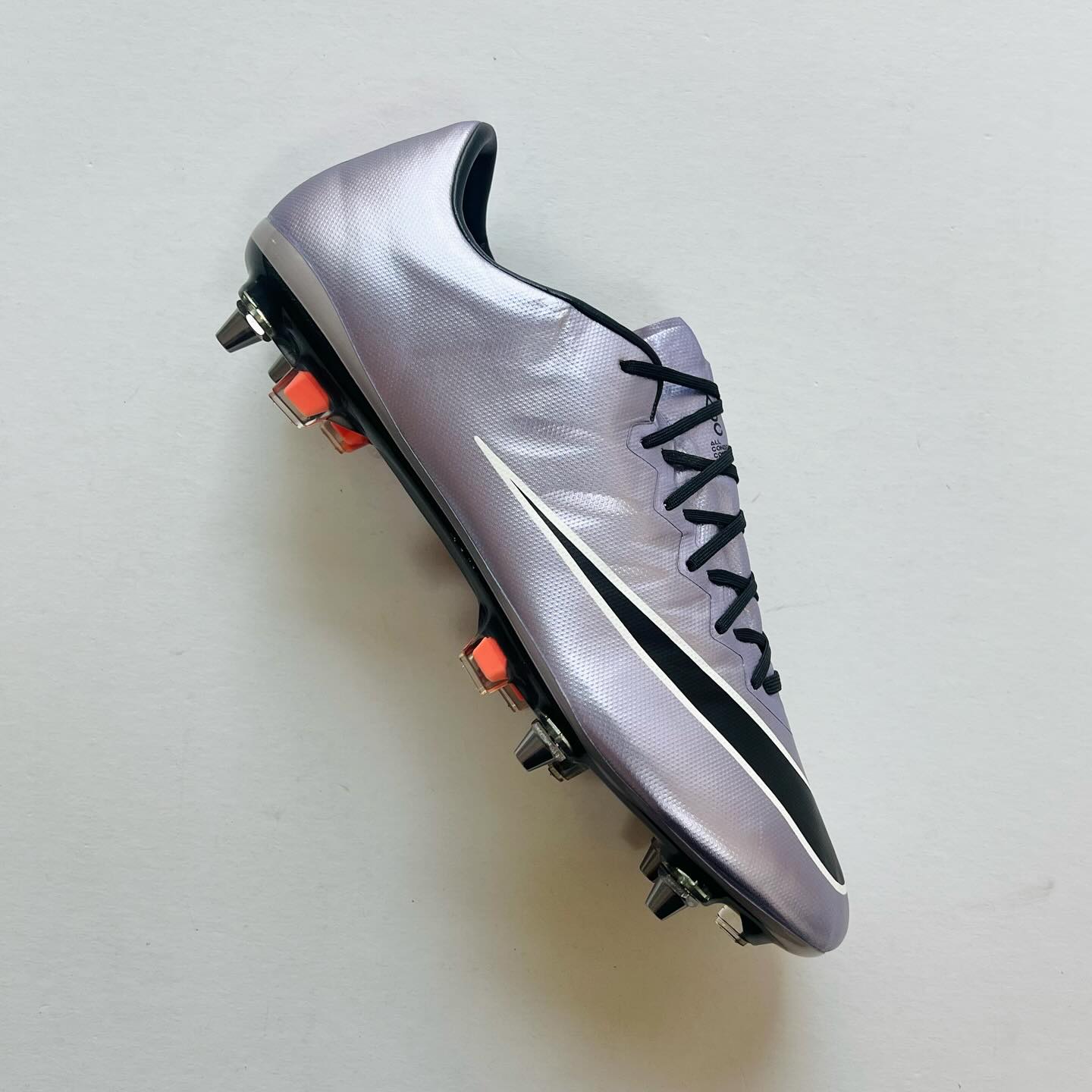 Shine On, Speedster ⚡
From the bold Liquid Chrome Pack, the Nike Mercurial Vapor X in Urban Lilac / Bright Mango is a boot that turned heads and torched defenders. Light as air and sharp as ever — this SG-Pro version was made for players who thrive when the ground gets tough and the spotlight gets brighter. 🌫️⚡
Worn by elite names like Hazard and Sanchez, this is a boot that blends tech with style — and it’s one of the most unique colourways Mercurial ever dropped.
Now available in UK Size 9.5 at BootsFinder.
💬 Would you rock these in a match or keep them locked away?
#NikeMercurial #VaporX #LiquidChromePack #UrbanLilac #SGPro #BootCollector #RareBoots #FootballBootHistory #NikeFootball #FastByNature #BootsFinder #ThrowbackBoots #SpeedBoots