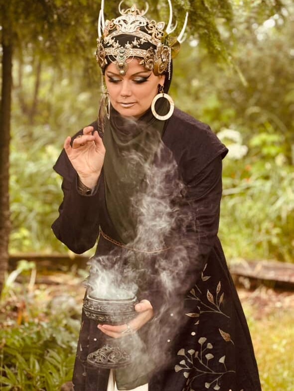 A beautiful shot of Sol'Aura Pearl amidst the preparation of her Serpent Dreams workshop.
Be sure to sign up for her workshop with us this Fall Equinox!
Thank you again @warrioresswithin, for the stunning shots from the day