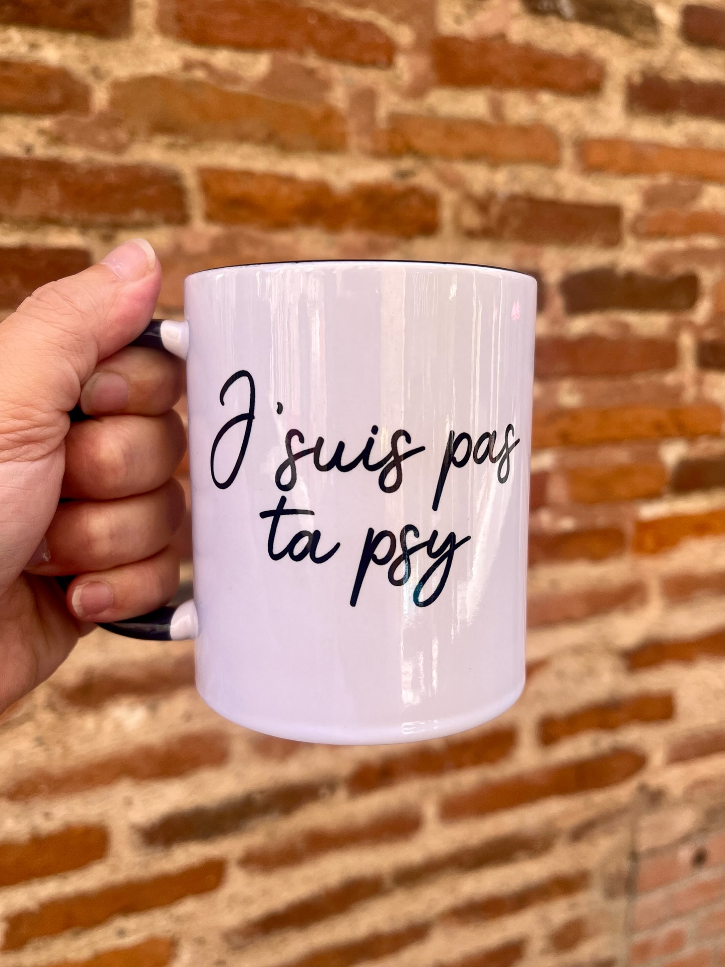Parce que des fois y a besoin de le dire 😉
Est ce que cette nouveauté m’est venue au coin d’un comptoir ? Toutafé !
Est ce que j’ai fort pensé à pleins de corps de métier ? Oui aussi 😉
Est ce que votre interlocuteur appréciera ? Je ne peux pas le garantir mais je vous assure que vous, ça vous soulagera
Le mug et les stickers sont dispo sur l’eshop et chez @le_shop_albi . Les badges sont dispo au Shop et chez @haut_les_mains
#princessegarage #mug #psy #badge #stickeraddict #créatricefrançaise #fabriqueenoccitanie #albi #toulouse