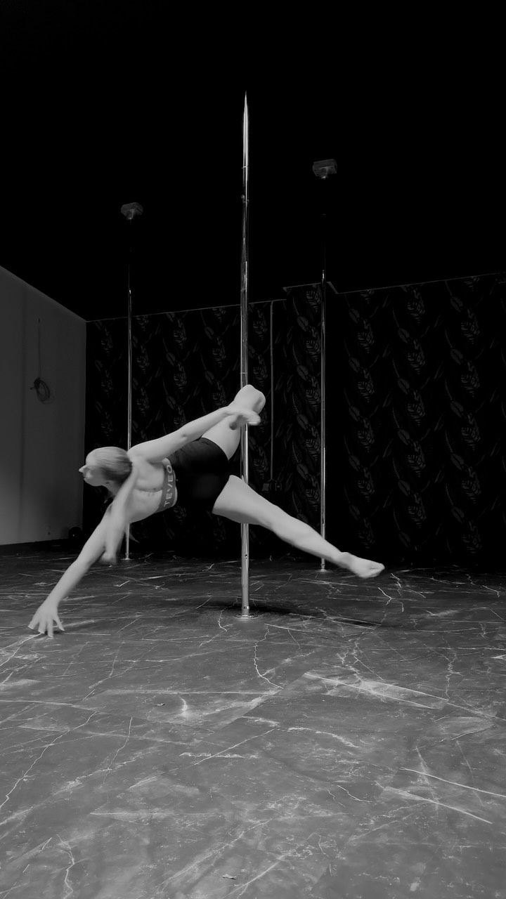 Sucide Spin 💚
Feels exactly how it sounds
#pdsuicidespin #polefitness #poledancenation #womenempowerment