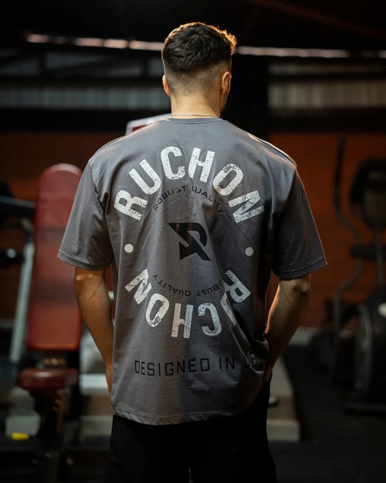 Sınırlarını aşarken stilin de seninle güçlensin. 💥
Fit dar kesimi ve nefes alabilir pamuklu dokusuyla antrenman konforunu zirveye taşı.
🔗Ruchon Designed In USA Tişört ve daha fazlasını hemen keşfet.
#RuchonSports