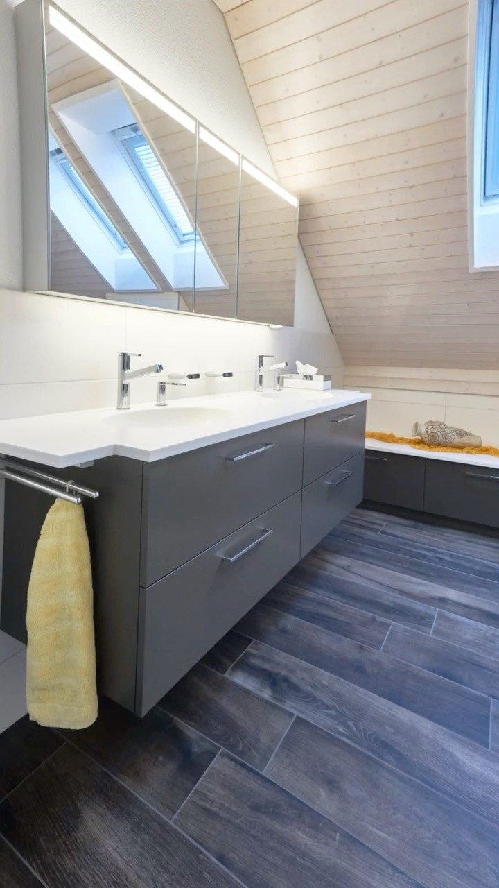 🛁 Ein Bad zum Durchatmen. Schlicht in Grau- und Weisstönen gehalten. Die Dachschräge verleiht dem Raum Charakter, und das Dachfenster bringt Licht und Leichtigkeit.
Einfach schön. Und jeden Tag ein bisschen besonders.