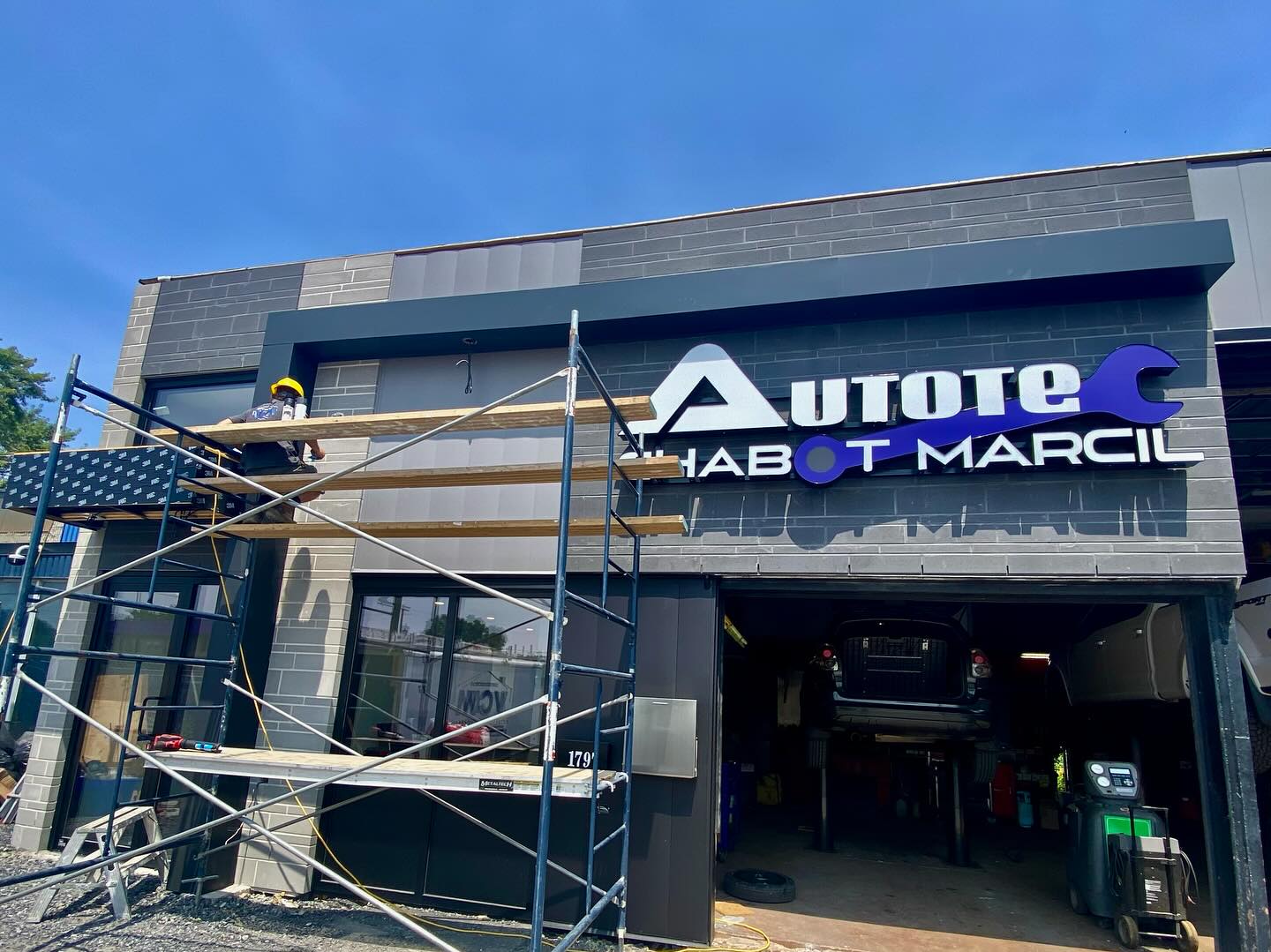 🔧 Modernisation en cours chez Autotech Chabot Marcil 🏗️
Notre équipe est actuellement à l’œuvre pour revitaliser la façade de ce centre automobile bien connu de la région. Voici un aperçu des travaux en cours :
🧱 Travaux réalisés :
• Installation d’un nouveau parement extérieur en panneaux architecturaux et maçonnerie pour une finition moderne et durable.
• Intégration d’un enseigne commerciale lumineuse, conçue sur mesure, mettant en valeur l’identité de l’entreprise.
• Ajustement des revêtements muraux pour assurer une uniformité visuelle sur toute la façade.
• Préparation pour une finition de joints scellés et nettoyage final pour une apparence professionnelle.
🎯 Objectif : Offrir une présentation extérieure soignée et professionnelle, à l’image du service de qualité que propose ce garage.
Chez Construction VCM, chaque projet est une occasion de bâtir plus que des murs : on construit la réputation de nos clients, un détail à la fois. 🔨 #constructionvcm #revetementexterieur #zoneenseignes #maçonnerie #projetcommercial