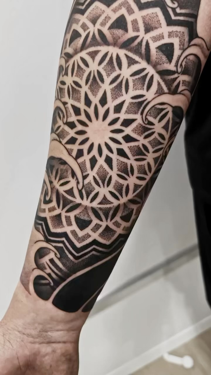 🌀 Finished and balanced.
Geometric Japanese half-sleeve, designed to follow the flow of the arm with structure and purpose.
Precision from start to finish.
#GeometricTattoo #JapaneseStyleInk