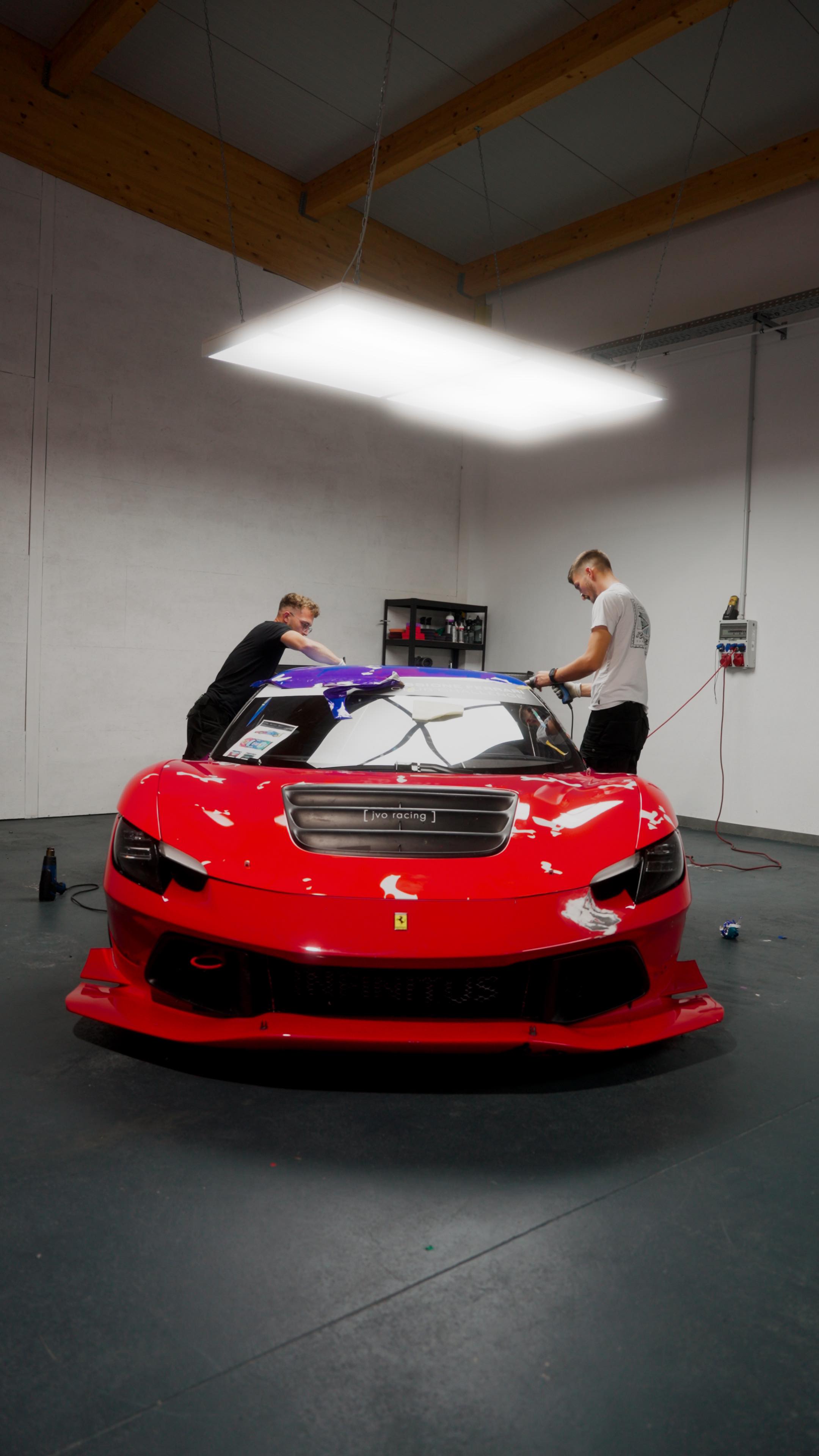 🎯 Ferrari 296 Challenge – freshly wrapped, ready to race 🏎️🏁
High-end digital print meets bold design, sealed with paint protection film. Motorsport meets artwork – right here in our workshop. 🚀🔥#paintprotectionfilm #carwrapping #art #racecars #296challenge