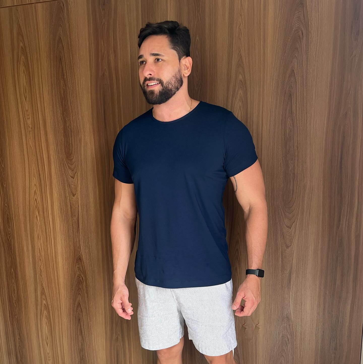 Camisa com malha peruana super confortável e com caimento perfeito, essa é a nossa nova queridinha camisa Seoul! Já vem garantir a sua!