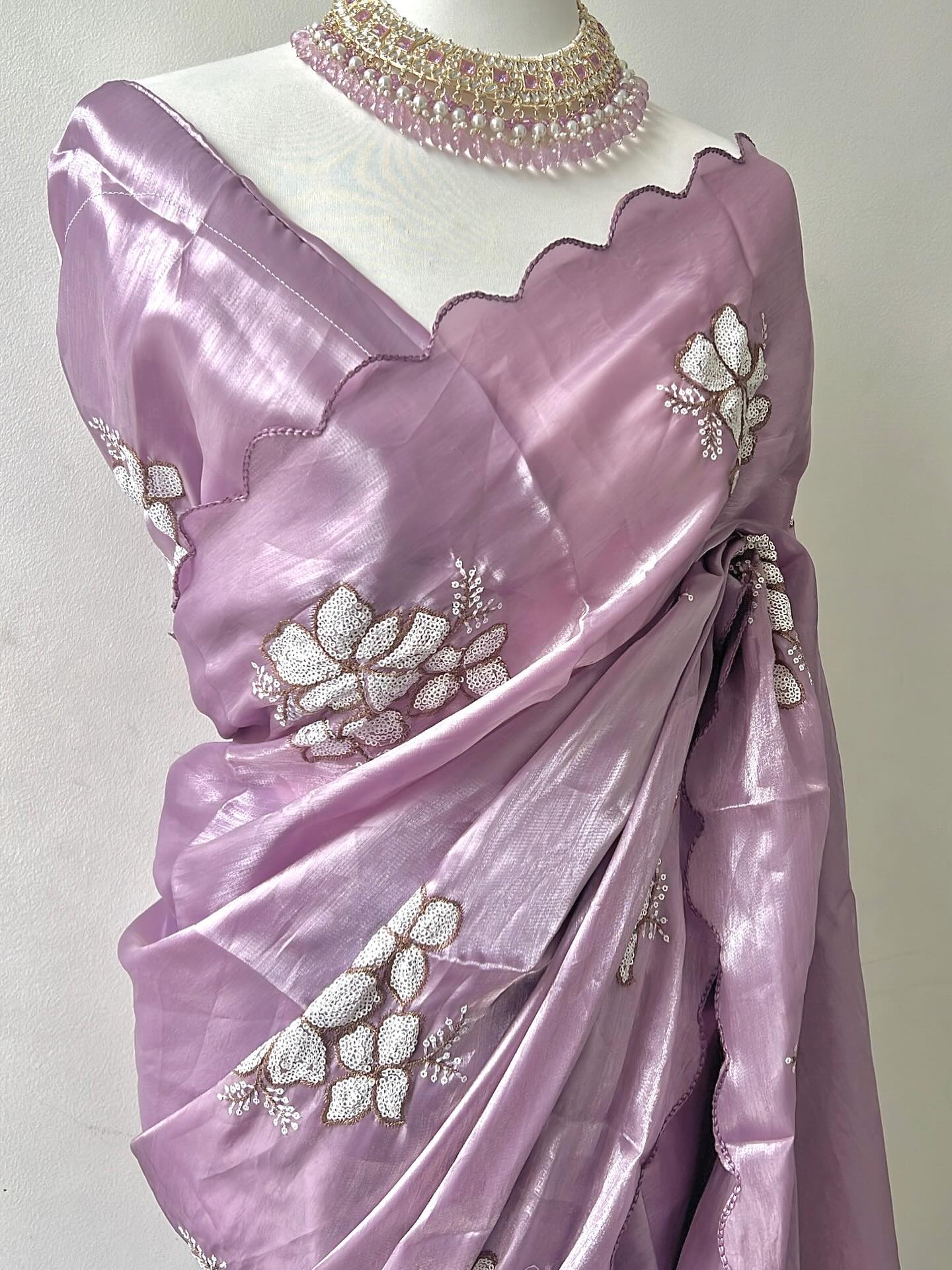 Lavender dream sari 💜✨ Broderies florales, tissu léger et brillant — 29€. Pièce unique, stock limité ! Pour commander, DM sur Insta.
#saree#sari#indiandresses#desioutfit#desilook
