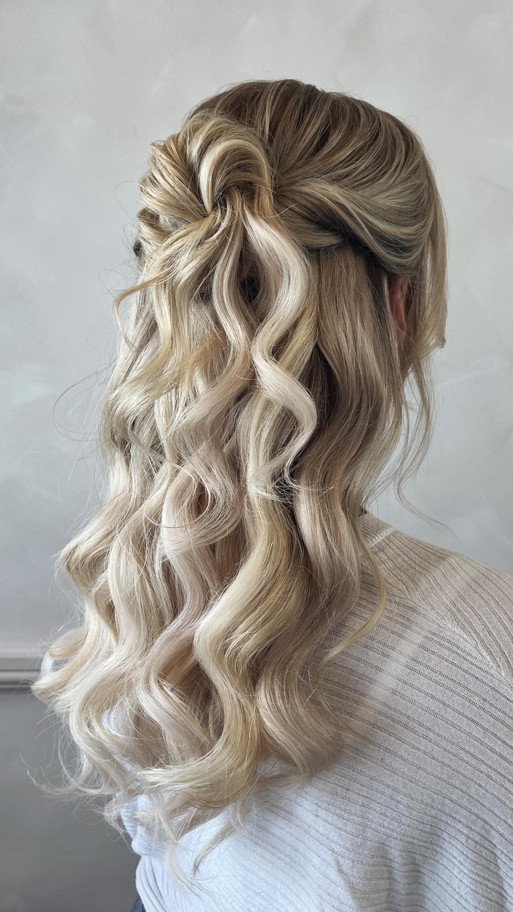 Which style is using clip-in hair extensions? 💫
What if I told you… all of them are! I absolutely love working with hair extensions, especially clip-ins from @cliphairlimited They give me the flexibility to place the wefts exactly where they’re needed. Sometimes for updos, just a few wefts are enough to create the perfect look!
When you book your bridal hair with me, I have a wide range of hair extensions in different shades and lengths to try during your bridal trial. I’ll help advise on what will work best with your chosen style.
If you’re only planning to wear them on your wedding day, I also offer a hire service, this depends on whether I have your shade and length in stock - which is usually the case!
Extensions help add volume, length and longevity to your bridal hairstyle - often making the dream look possible 💫
Click the link in my bio to fill out my enquiry form and book me for your UK or destination wedding 💌
Rhian x
.
.
.
#bridalhairstylist #bridalhair #bridetobe #destinationbridalhairstylist #destinationwedding #timelessbrides #trendingbridalhair #ukbridalhairstylist #modernbrides #weddinghairstylist #clipinextensions #hairextensions