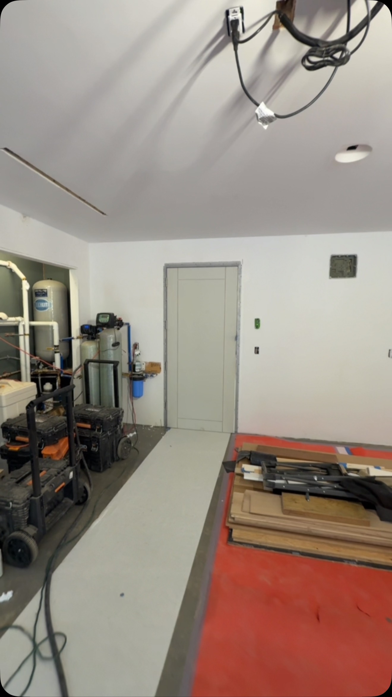 End-of-week progress update at Smithfield —
We’ve completed our baseboard and saddle installations, and wrapped up entry doors with our EZ Jambs and solid core, modern shaker-style door slabs. Cabinetry install has officially started, and we’re lining up next week to finish out the remaining millwork and get templated for stone.
Plenty of detailed work coming up — stay tuned for some great shots of custom elements and tight installs. Carpentry by @ward_construction_cape_cod
#smithfieldbuild #echelonbuilders #interiorfinish #luxuryhomes #custombuild #millwork #architecture #interiordetails
#handmade #architecturalmillwork #custominteriors #finecraftsmanship #LuxuryHomes #oakceiling #finewoodworking #handmade #gobuild #woodceiling #finewoodworking #finehomebuilding #customkitchen #CustomCabinets