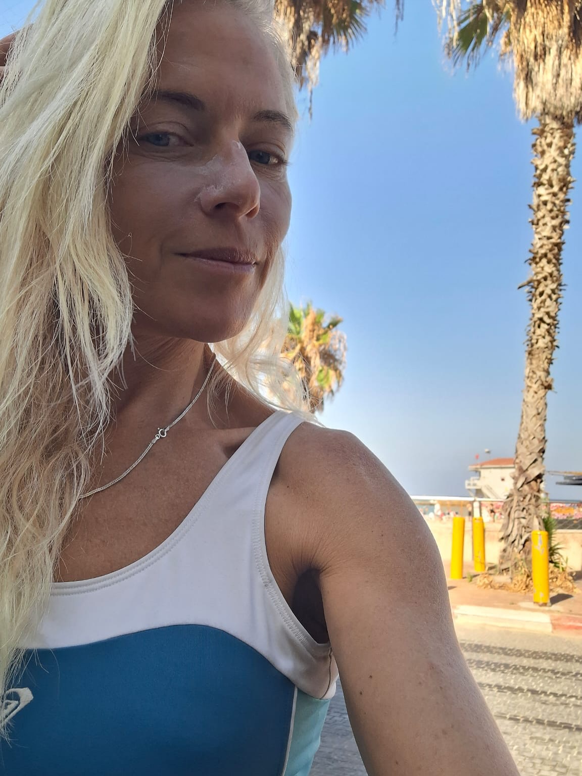 To all of those who choose what’s best for them 💙happy weekend with Sunsessions surfzinc ✌️#surf #sportlife #cleanbeauty 💙