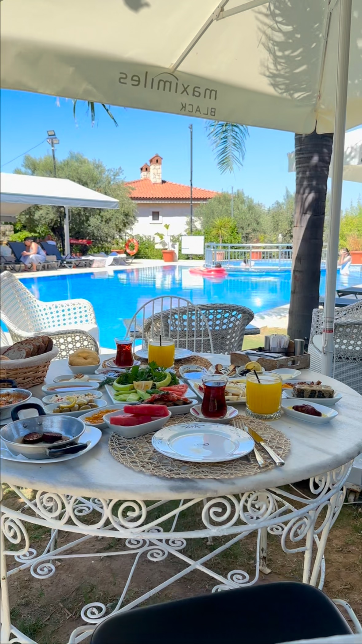 Bol çeşitli, doğal ürünlerle dolu serpme kahvaltımız eşliğinde havuz başında yeni güne nefis bir başlangıç ☀️
.
#alaçatı #serpmekahvaltı #imren #kahvaltı #alaçatıotelleri #butikotel #alaçatıkahvaltı #alaçatısokakları