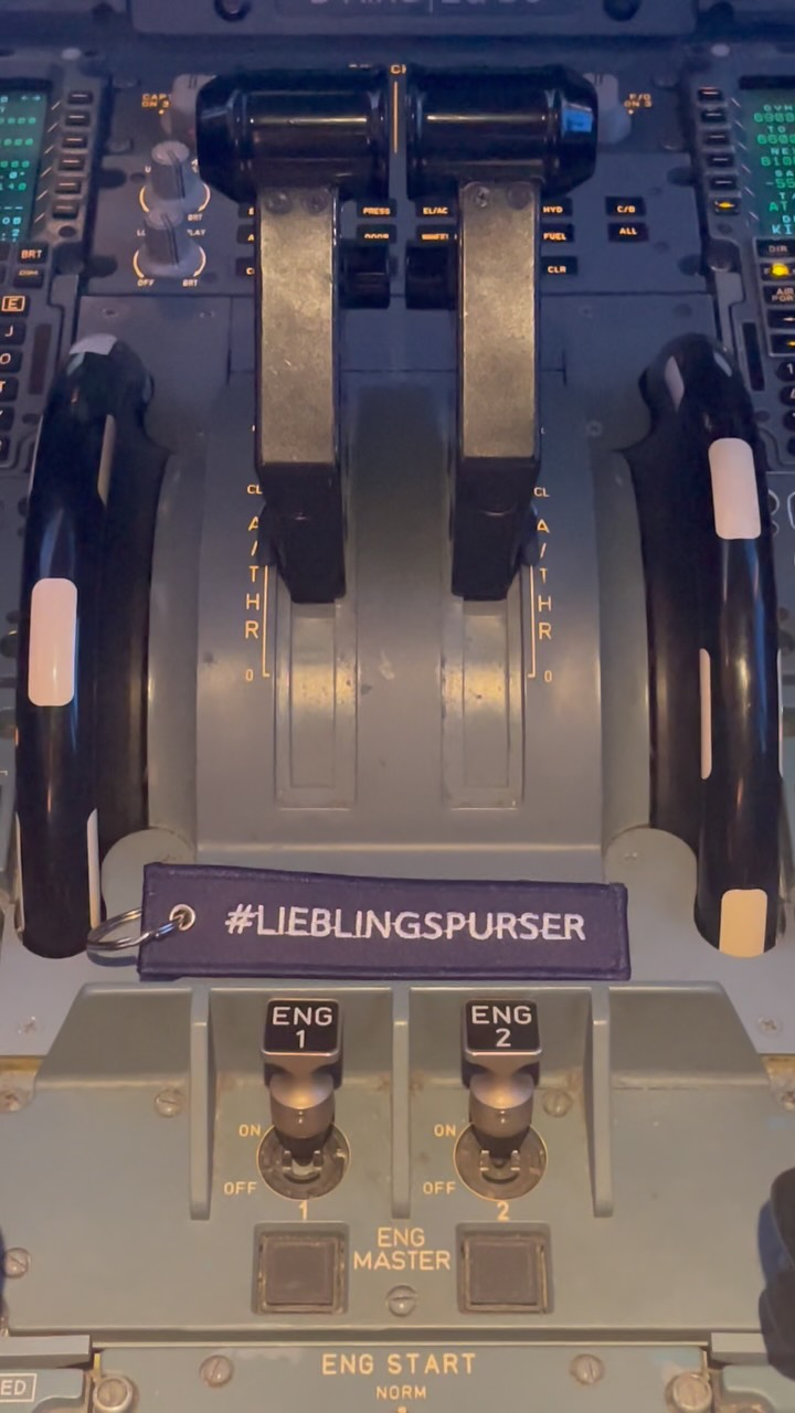 ✈️👨✈️ Kennst du schon unseren Schlüsselanhänger “Lieblingspurser”?
Das perfekte Accessoire für alle, die die Kabine regieren – oder einfach ihren Lieblingspurser feiern wollen! 💙
🛍️ Jetzt exklusiv im CabinCrew.Store – schnell sein lohnt sich!
#cabincrew #aviationlife #flugbegleiter #lieblingspurser #crewlove #aviationaccessories #flightattendantlife #keychainlove