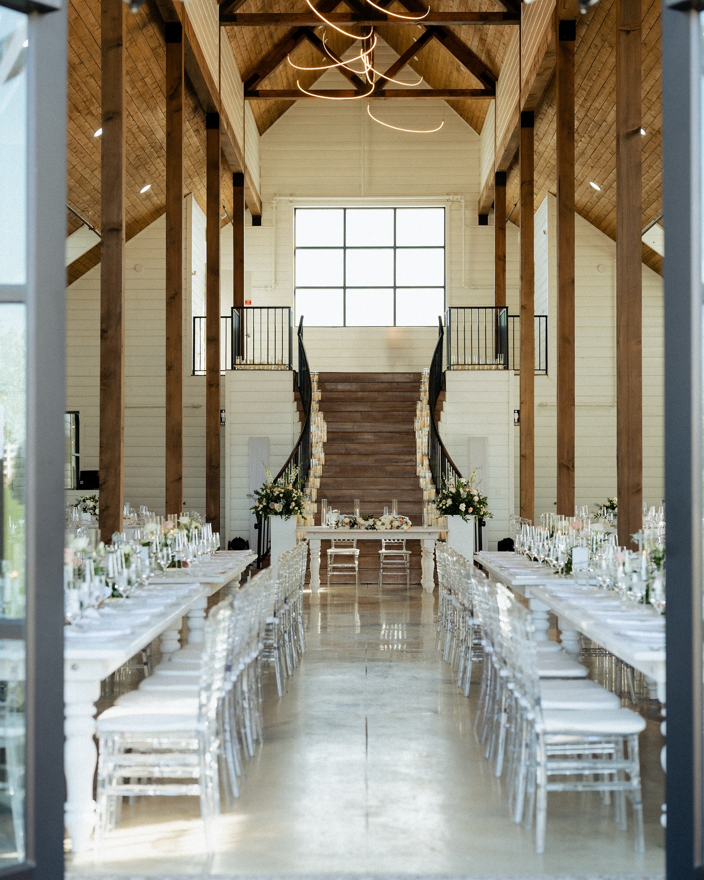 Your sign to take advantage of the summer sale on Homestead Tables, because your reception deserves to look this amazing! #stockroompicks