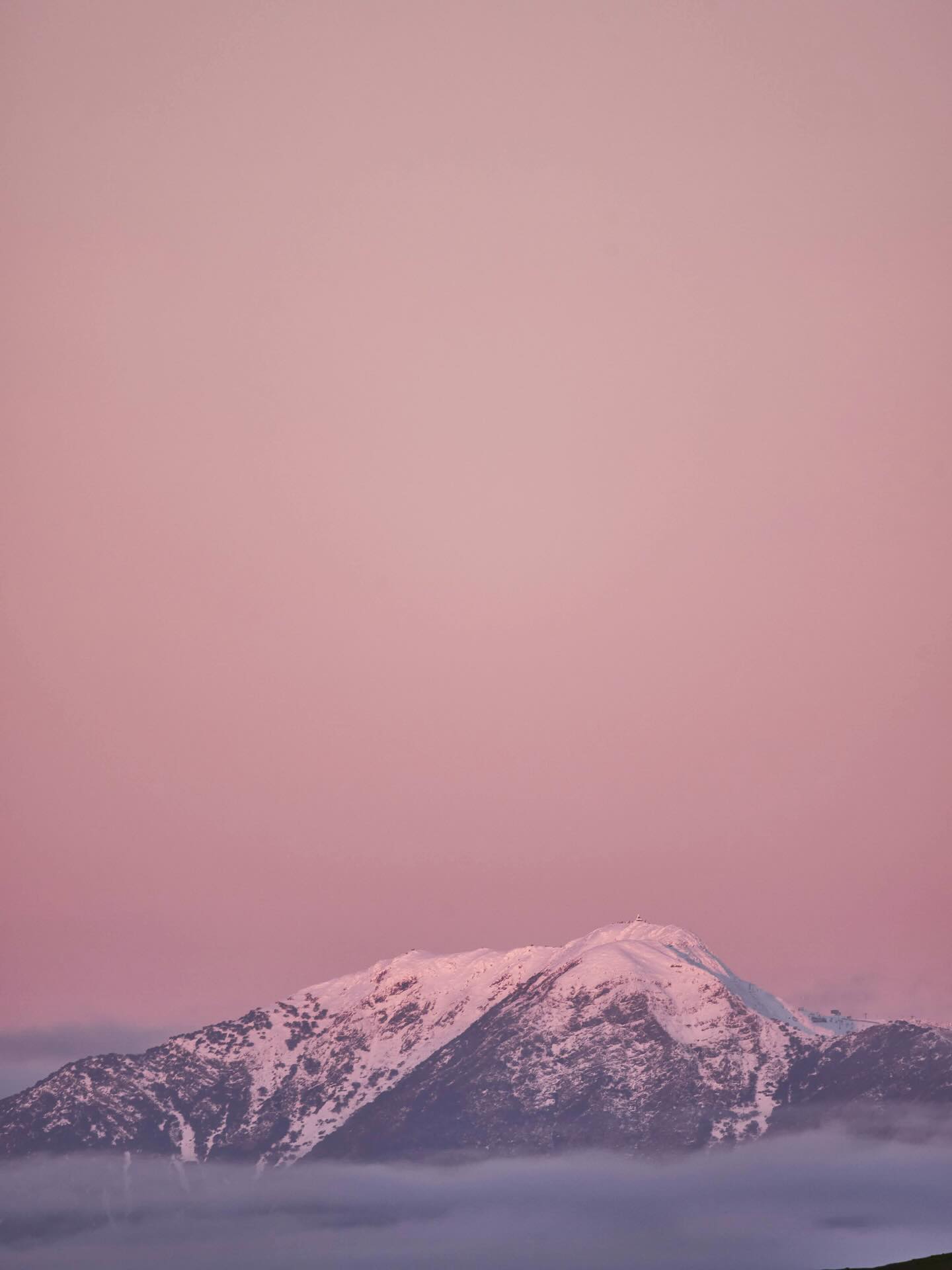 If you zoom in, you can see people on the Summit of Mt Buller watching the sunset. Stunning sunny day yesterday and spectacular views as the light faded. The colours so changed quickly. 📸🌅
.
.
.
.
#highcountryvictoria #mtbuller #sunset #australia #winter