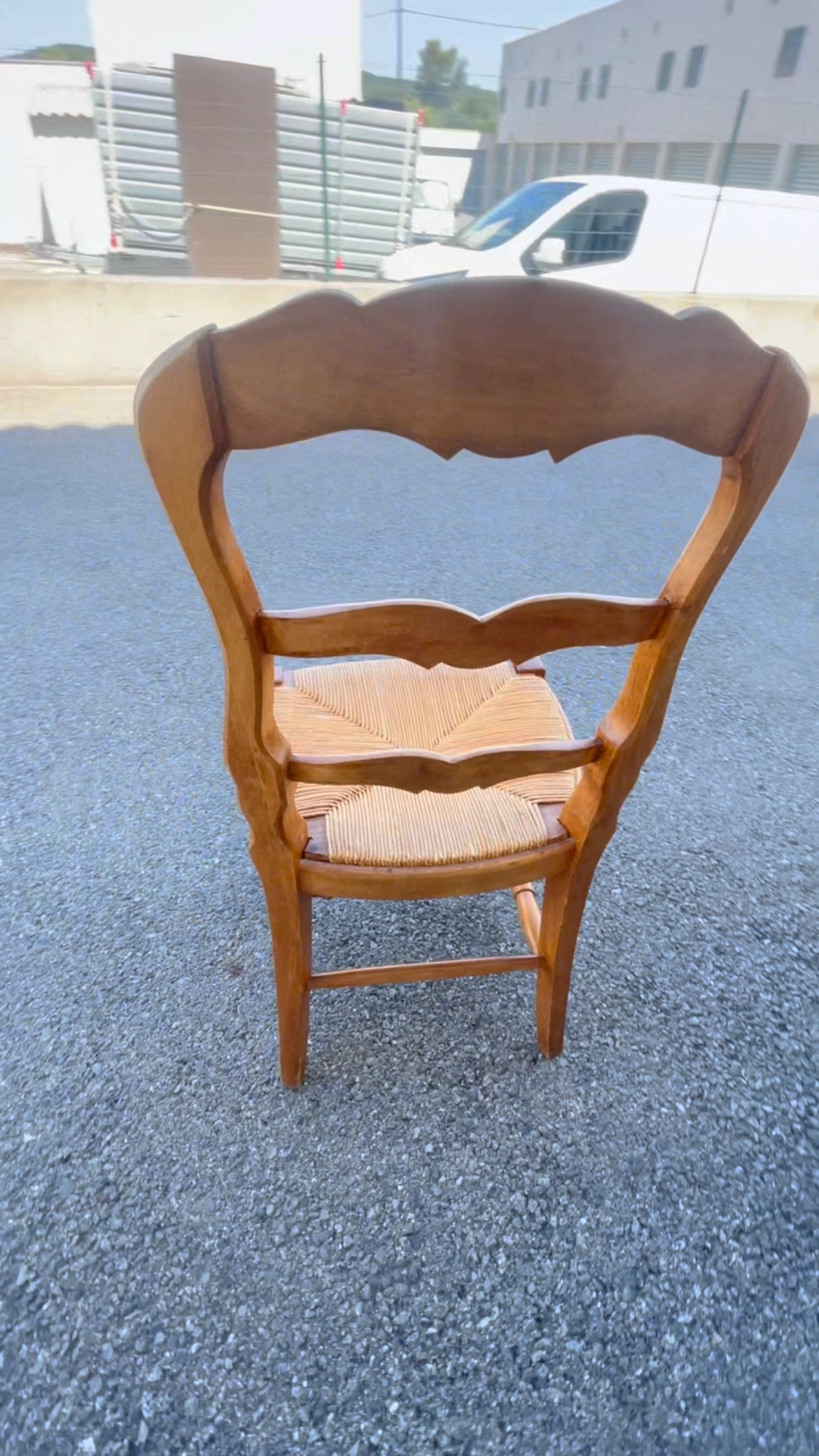 Aerogommage d’une chaise en bois de merisier qui a plus de 20 ans, nouvelle jeunesse pour elle #aerogommage #bois #merisier #chaise #renovation