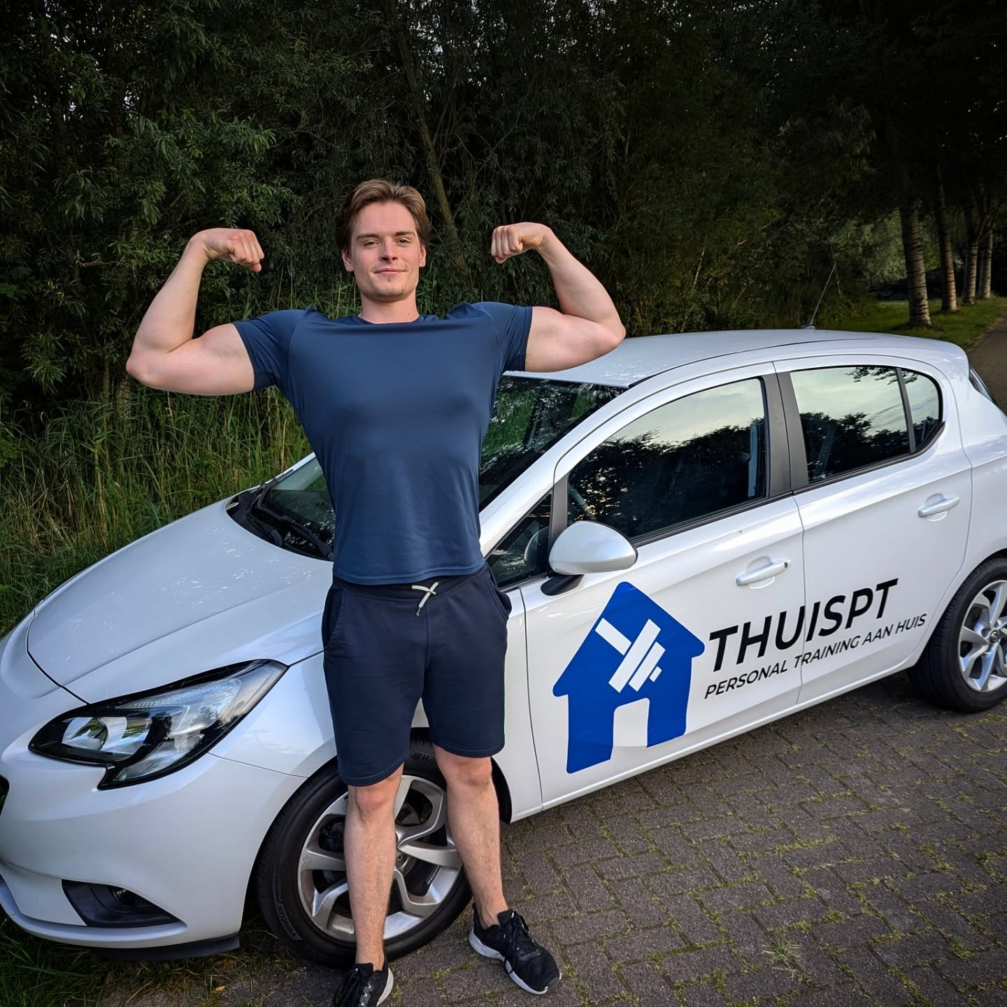 De stickers zitten weer op de auto 💪