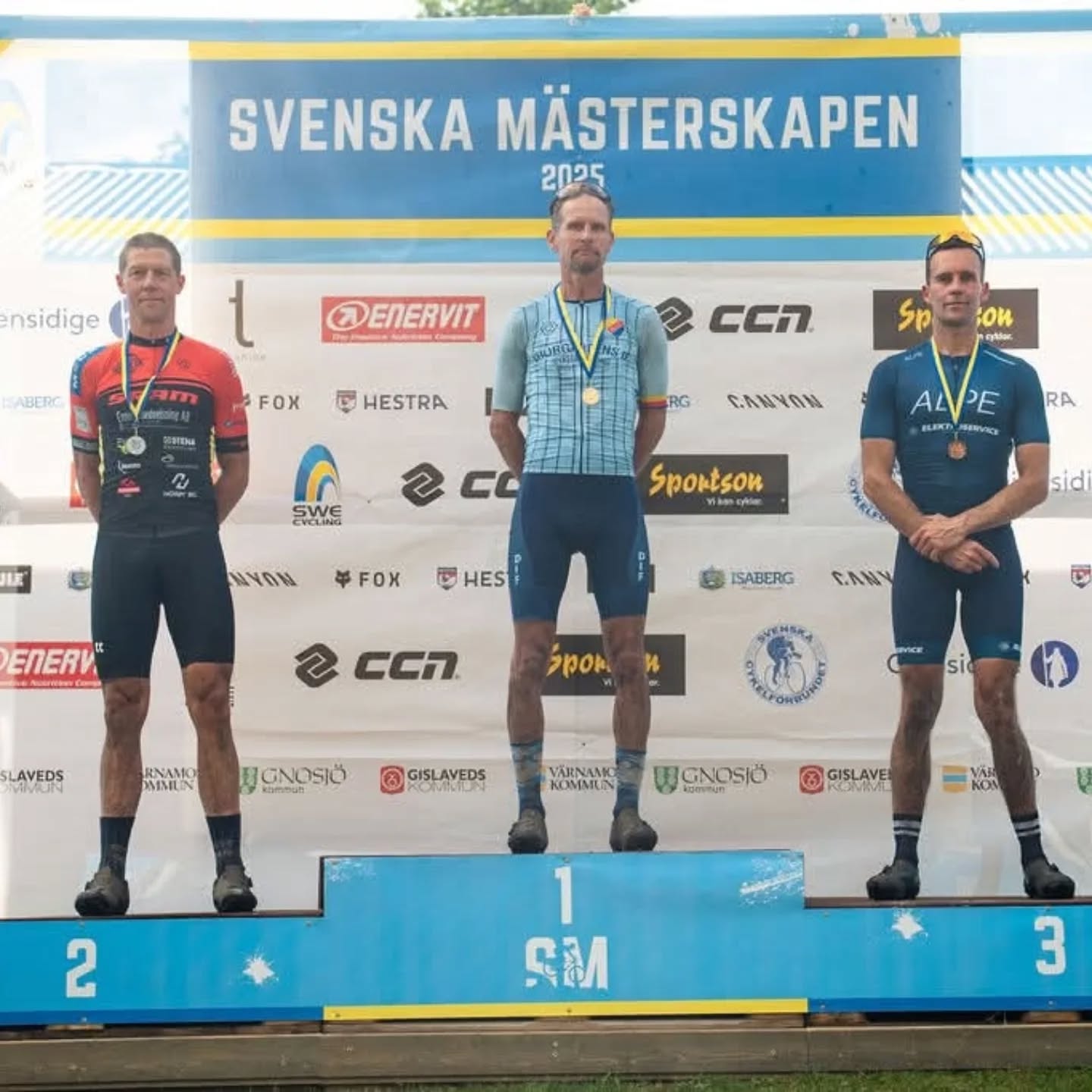 𝗦𝗠 𝟮𝟬𝟮𝟱 Den här veckan avgörs dom flesta cykeldiscipliner inom mountainbike och årets SM-mästare ska koras
Först ut i måndags var marathon (XCM).
Andreas Olsson som i år tävlar i H50 klassen gjorde ett kanonlopp och tog SM-Silver.
Warren Bates gjorde även han ett kanonlopp, tävlandes i Herrar 40 och säkrade en mycket fin sjätteplats. Sist men inte minst rullade Jerry Olsson in som tvåa i Herrar Sport.
📸 SweCycling
#h