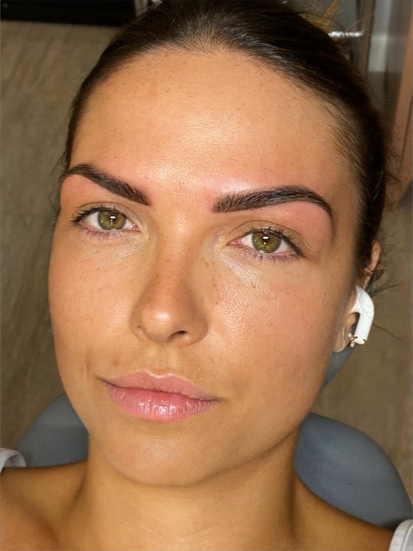 ✨ Tatouage des sourcils – le secret d’un regard structuré et naturel ✨
Voici le résultat juste après une séance de tatouage des sourcils 🌿
Des sourcils parfaitement dessinés, harmonieux et adaptés à la morphologie du visage 🤍
Fini le maquillage quotidien, place à la tranquillité pendant plusieurs mois !
💉 Technique : tatouage semi-permanent (effet poudré/naturel)
🔁 Retouche incluse après 4 à 6 semaines