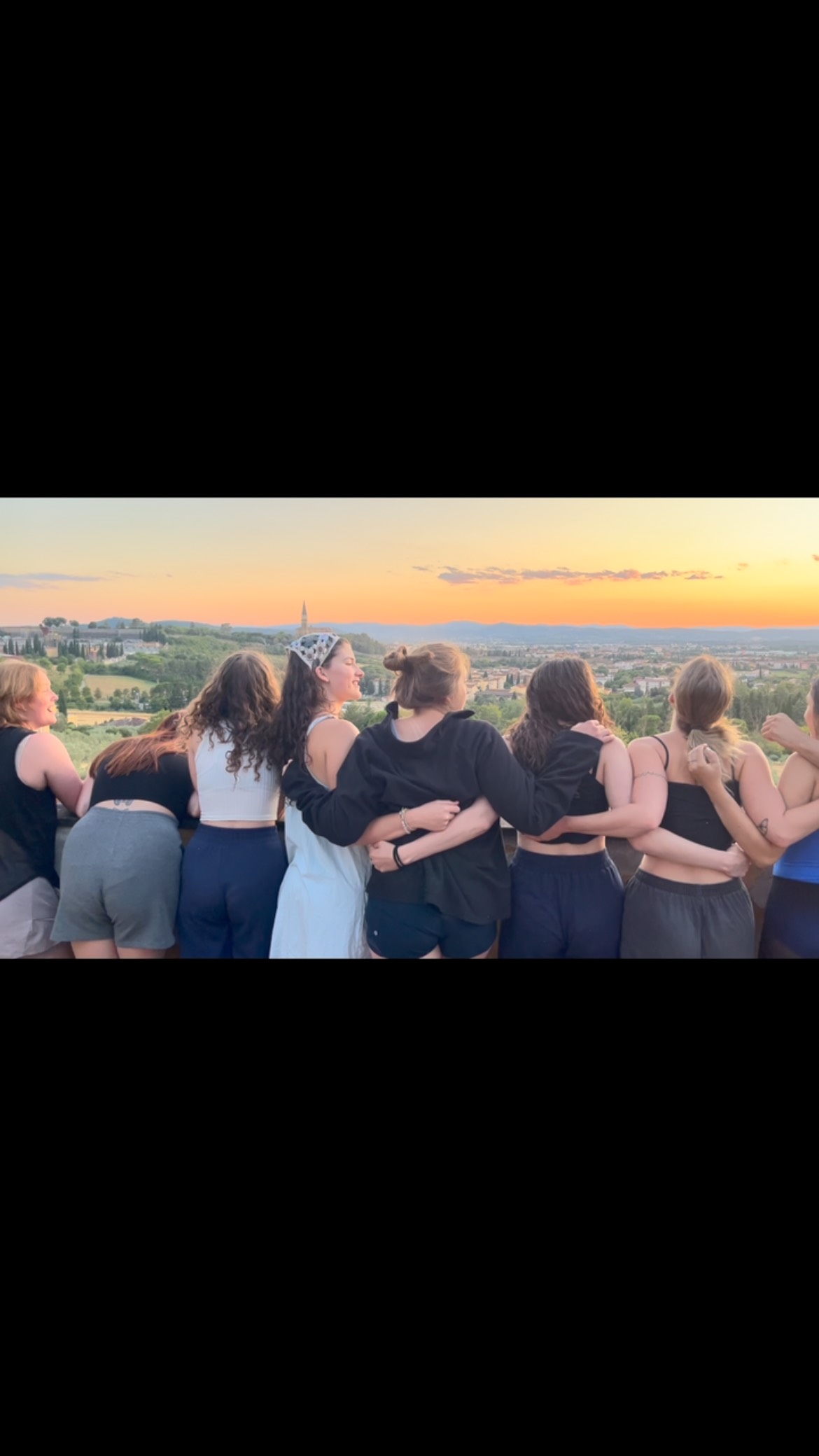 These are the special moments you gain when you study abroad 🥹❤️
#studyabroad #sunset #memories #friendships #italy #magic #studentlife #accademiadellarte #adalife #arezzo #moments
