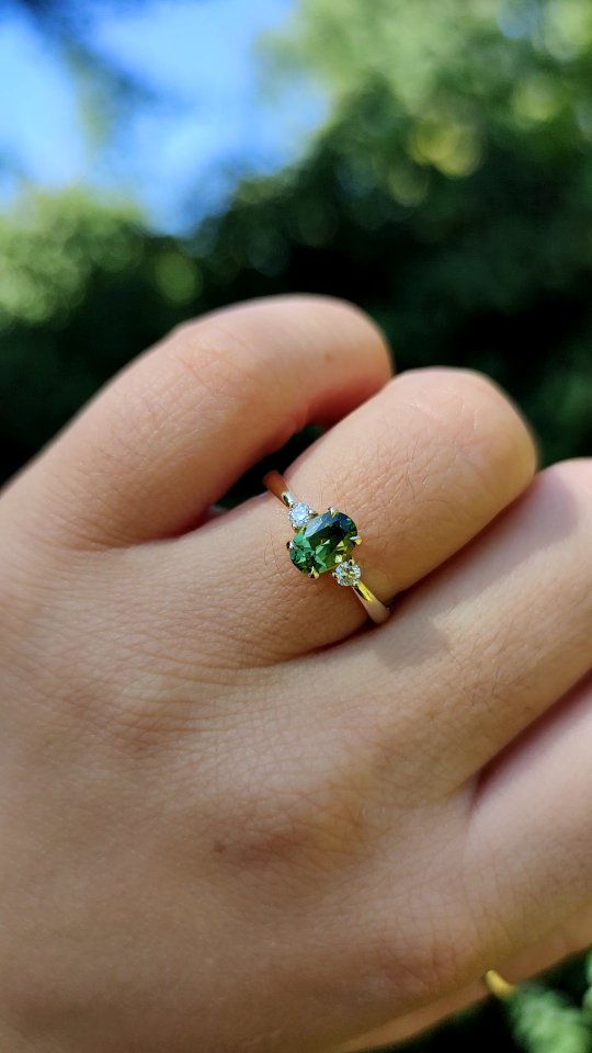 Meet ✨Frida✨ a timeless trilogy ring with an oval sapphire and round diamonds. I'm slowly filling in the gaps in my collection... and this is an oval version of the beloved Eva ring which has been a firm favourite from day one. Not available on my website yet so just ask for details 🙃