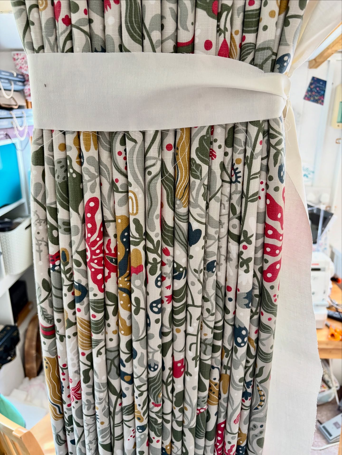 Just finished this beautiful fabric from @husandhem - I won’t be hanging this large curtain myself as it’s going down to #bradfordonavon but wanted to share for you to see. It’s something that maybe @mamas_renovation might like in her home 😉. have you seen her account it’s brilliant. #interlinedcurtains #scandidesign #scandinavianhome #husandhem #malvern #hillviewsoftfurnishings #worcestercurtainmaker