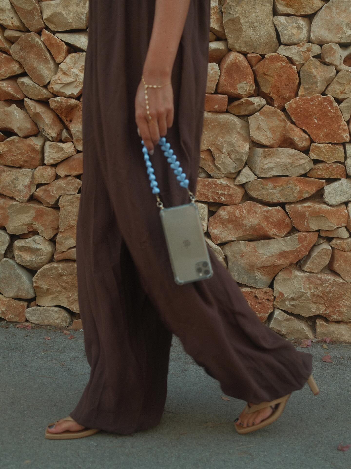 On the goooo 💃🏻🍸 #beso #handmade #shiny #blue #heart #phonecord #phone #accessories #summer