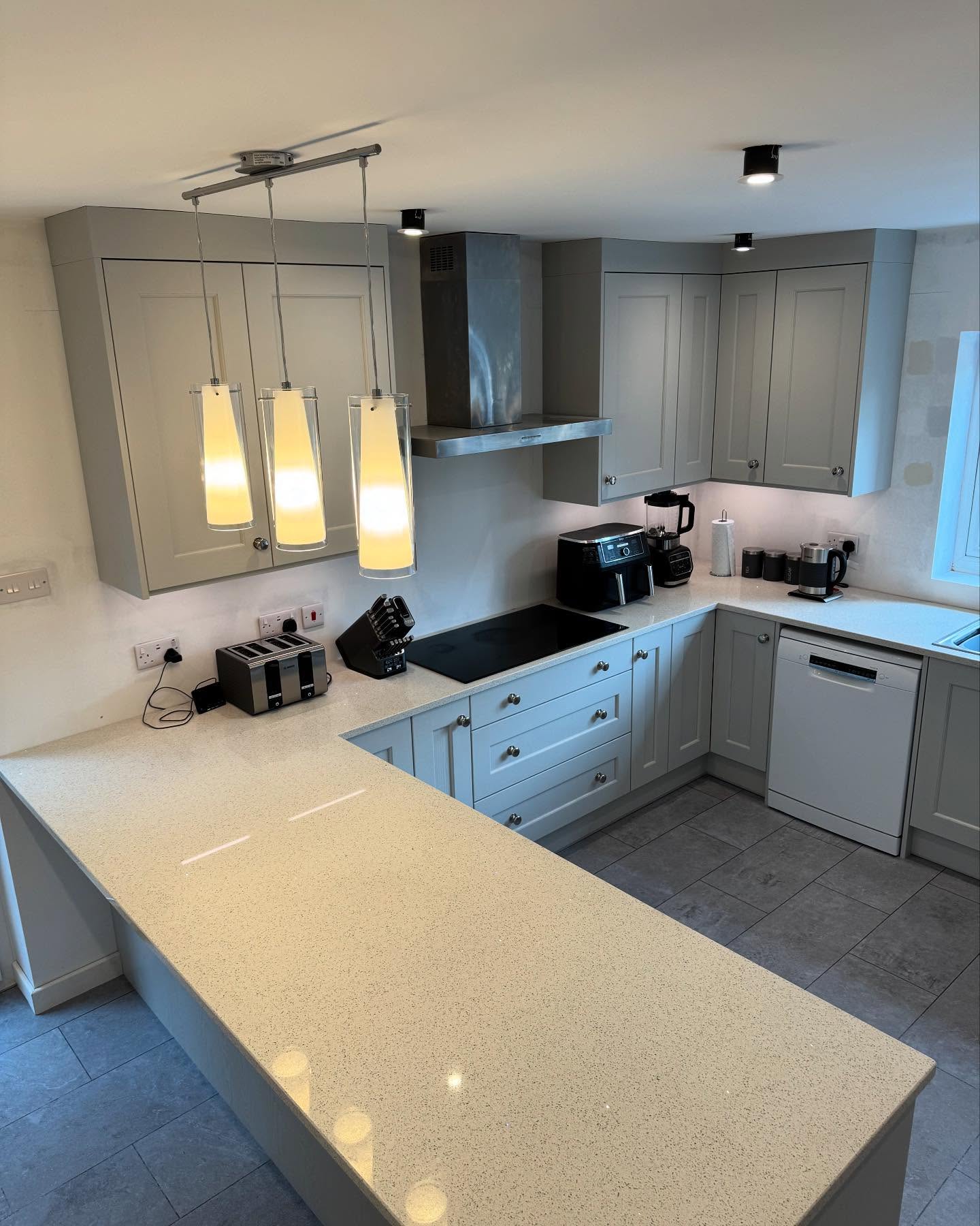 Whittlesey project complete.
@stori_collection Wakefield light grey door.
30mm mirror quartz Worksurfaces
#kitchen #kitchenrenovation #kitchenreno #ashwoodkitchens