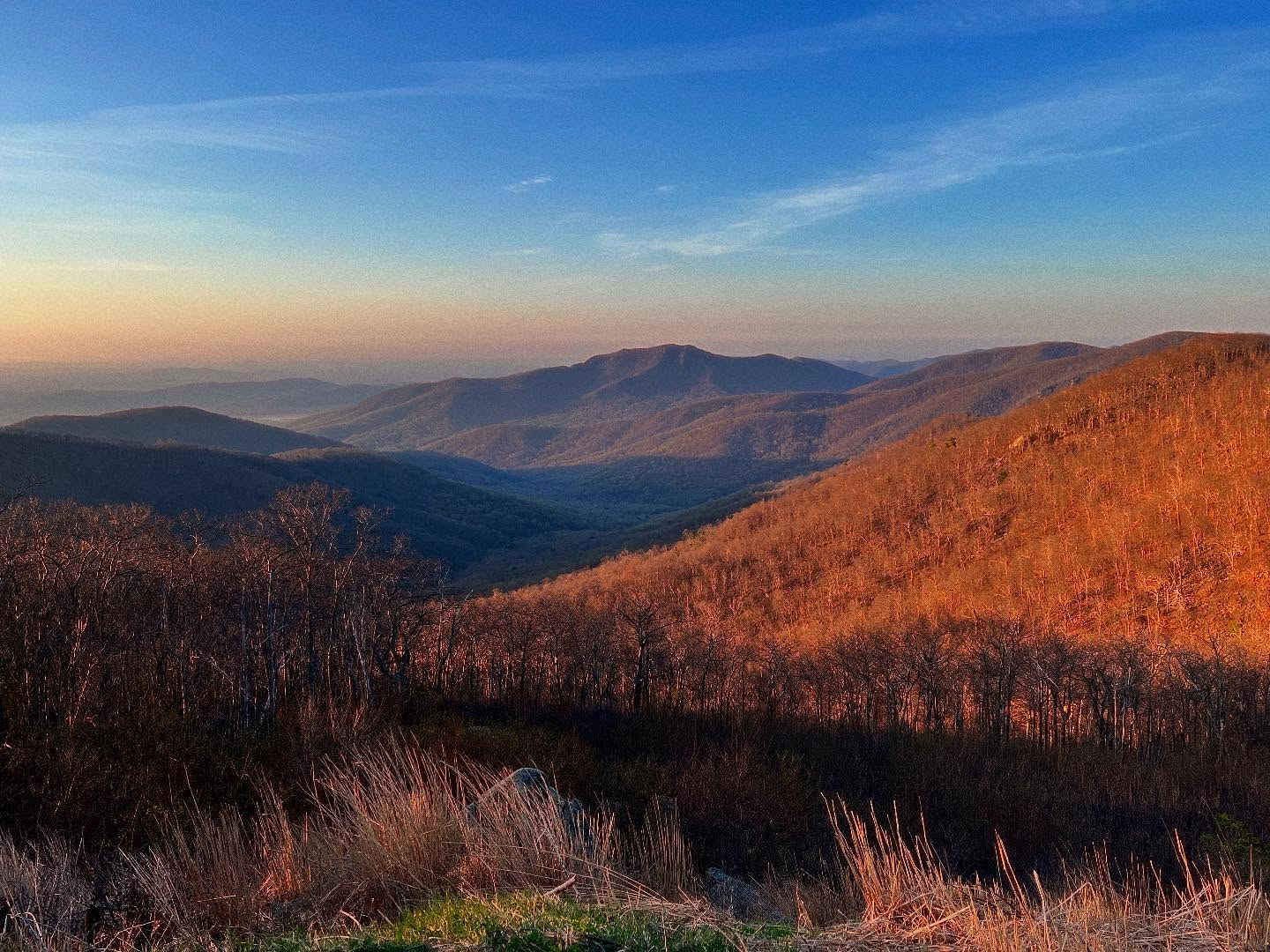 Shenandoah National Park is where mountain magic meets peaceful solitude. 🏞️ Whether you’re cruising along Skyline Drive or hiking one of the many trails that wind through the Blue Ridge Mountains, every view is a reminder to slow down and soak it all in. There’s something unforgettable about watching the mist roll through the valley at sunrise or chasing waterfalls hidden in the hollows.
If you’re craving wide-open skies, lush forest paths, and the quiet kind of wonder—add Shenandoah to your list.
#adventureawaits #ShenandoahNationalPark #SkylineDrive #BlueRidgeMountains #HikingHeaven #NationalParks #WanderVirginia #NatureEscape #TravelBlog #ChasingViews