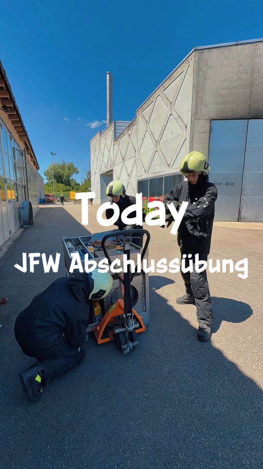 🚒 Nach dem einwöchigen Grundkurs der Jugendfeuerwehr in Andelfingen konnten die Mädchen und Jungen heute ihr Können vor ihren Ausbildern und Eltern unter Beweis stellen.
🧒 Lust bei unserer Jugendfeuerwehr mitzumachen?
ℹ️ Informationen findest Du auf unserer Homepage.
.
.
.
.
.
#turbenthal #feuerwehr #wila #wildberg #tösstal #blaulicht #swissfirefighter #118 #hobby #übung #jugendfeuerwehr #jugendarbeit #nachwuchs #gvz #kurs #ausbildung #jfw #feuer #brand #unfall #rettung