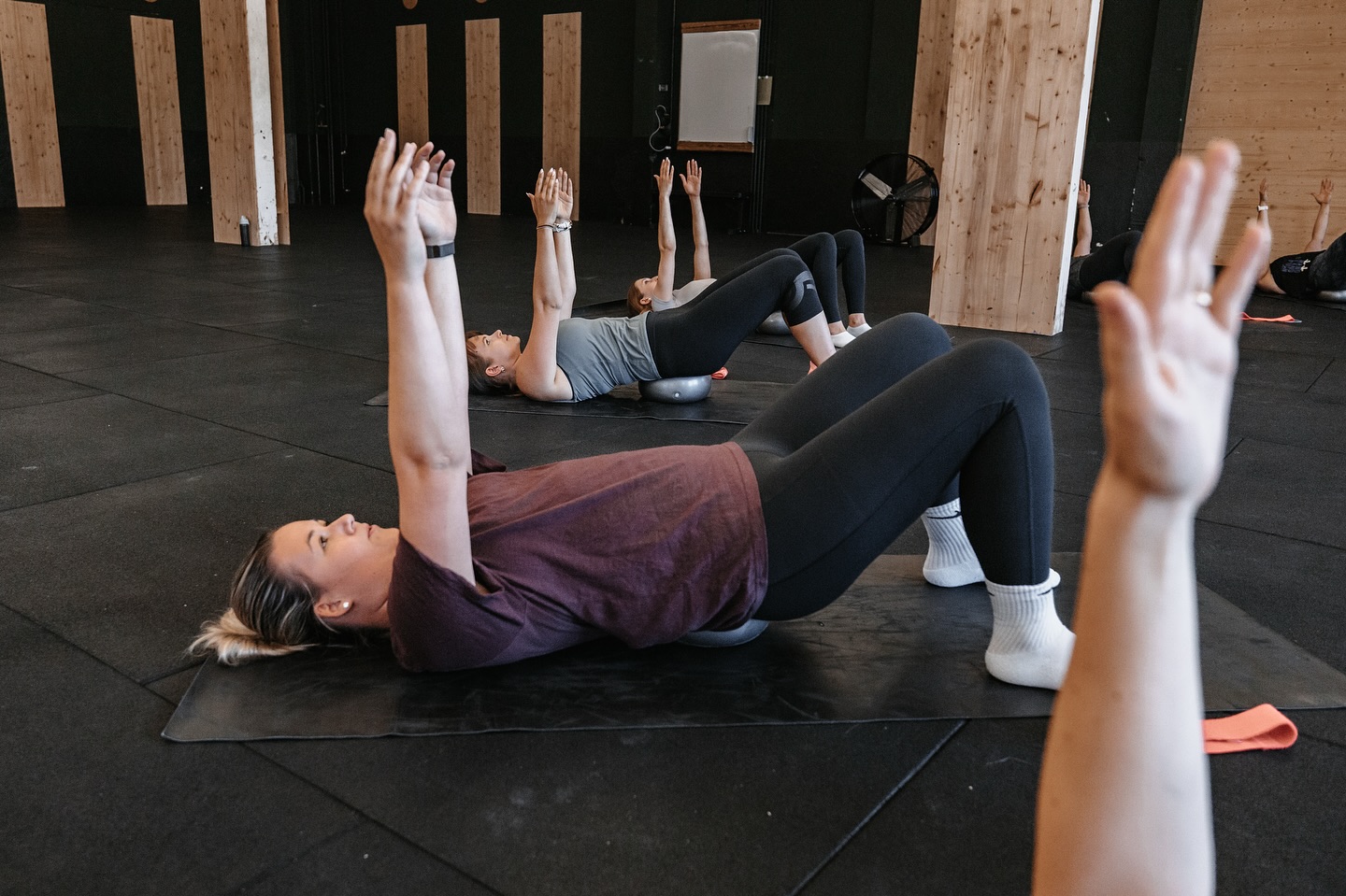 Dein Körper hat Unglaubliches geleistet – jetzt verdient er liebevolle Erholung. 💕
Nach einer Geburt ist ein fundierter Rückbildungskurs kein Luxus, sondern eine Investition in deine Gesundheit:
✅ Beckenboden stärken – für mehr Stabilität, Kontrolle & ein gutes Körpergefühl
✅ Bauch & Core sanft aufbauen – unterstützt die Heilung einer Rektusdiastase & entlastet den Rücken
✅ Langzeitbeschwerden vorbeugen – weniger Risiko für Inkontinenz, Organsenkung oder chronische Rückenschmerzen
✅ Mentale Balance finden – Bewegung macht den Kopf frei & senkt das Risiko für depressive Verstimmungen
✅ Zeit nur für dich – gemeinsam mit anderen Mamas, ohne Druck, in deinem Tempo
Es geht nicht darum, schnell wieder „fit“ zu sein, sondern deinem Körper die Chance zu geben, sich gut zu erholen. 💗 Jede Übung ist ein kleiner Schritt zurück zu mehr Kraft, Stabilität und Wohlbefinden – heute und für deine Zukunft.
✨ Gönn dir diese Zeit – für dich, für dein Wohlbefinden und für dein Kind.
📲 Mehr Infos & Anmeldung zu unseren Rückbildungskursen findest du über den Link in unserer Bio.
#rückbildung #beckenboden #postpartum #mamasstärken #momlife #gesundundstark #momentum #rückbildungskurs #postpartumjourney #müttergesundheit