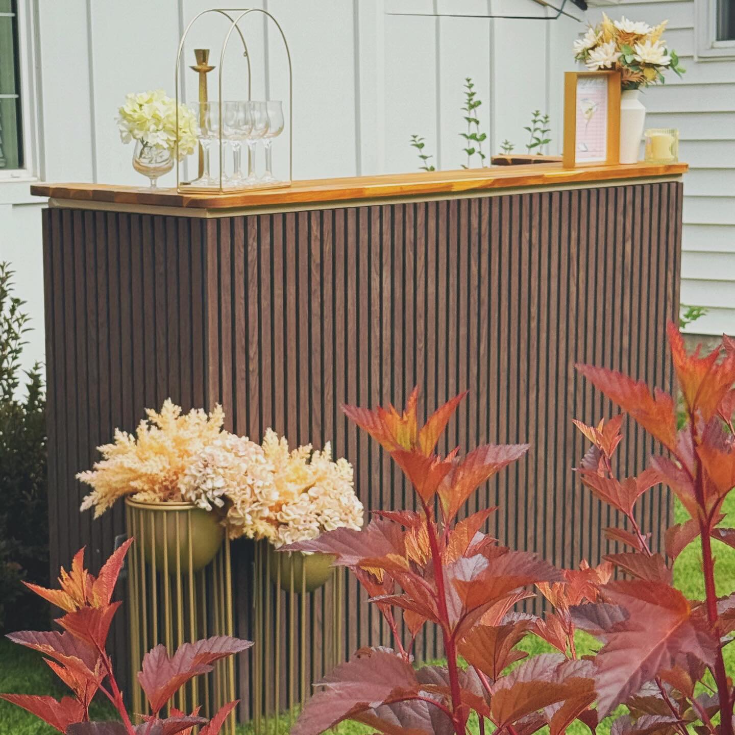 🅜🅞🅑🅘🅛🅔 🅑🅐🅡🅢
Serving you dreamy wedding bar realness✨
Our mobile bars are the perfect statement piece, designed to bring the sparkle and deliver perfectly poured cocktails. This particular setup gives major mid century vibes with a walnut fluted veneer and acacia bar top, creating a luxurious bar experience for your guests. These are completely customizable from decor to configuration, making sure this visual element reflects your vision and design story.
From “I do” to “last call”, we’ve got you covered 🍸
▪️ Custom menu design
▪️ Chic decor opportunities
▪️ Professional bartenders who know how to keep the party flowing
.
.
#MobileBar #WeddingBarService #InTheMix #DreamyDrinks #WesternCanadaWeddings #RollingBarMagic #WeddingVibes #sk #saskatoon #saskatooning #saskatoonwedding #saskatoonwedding #Edmontonweddings #reginaweddings #barcatering