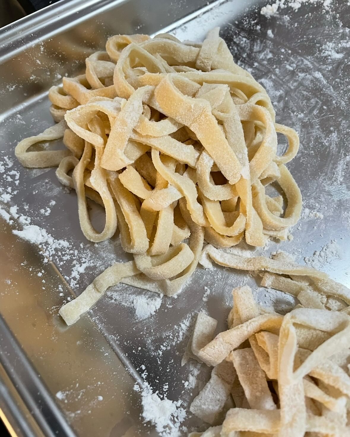 Ho trovato delle vecchie foto dei miei primi piatti...
E devo dire: alcune sono davvero brutte 😂
Ma è da lì che è partito tutto.
All’inizio non sapevo nemmeno cuocere bene la pasta – ma la passione c’era già.
Oggi ci rido su, ma sono anche un po’ orgogliosa. Perché vedo quanto sono cresciuta – non perfetta, ma con il cuore.
Tutti iniziano da qualche parte. E va benissimo così. ❤️
•
•
Ich habe alte Fotos von meinen ersten Kochversuchen gefunden.
Es sieht teilweise wirklich schlimm aus... 😂
Aber: So hat alles angefangen.
Ich wusste damals kaum, wie man Pasta richtig kocht – aber die Freude am Kochen war schon da.
Heute lache ich darüber, aber ich bin auch ein bisschen stolz. Weil ich sehe, wie viel sich verändert hat. Ich bin noch lange nicht da wo ich sein möchte, aber habe mich schon sehr verbessert.
Jeder fängt irgendwo an. Und das ist völlig okay. ❤️
•
•
#journey#cooking#stepbystep#selftaught#time#cucinare#imparare#process#kitchen