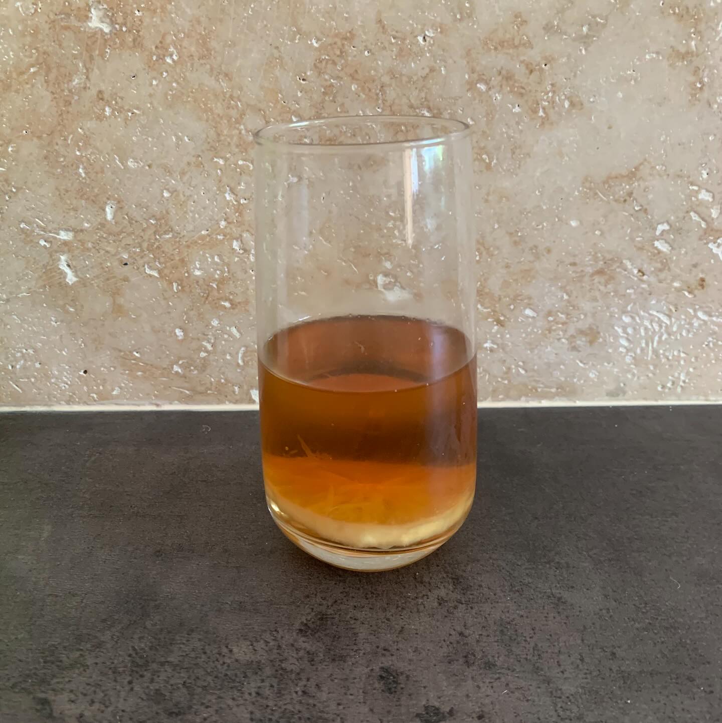 Y fait chaud ? La solution : le thé froid maison 😇 tout simplement... Du thé vrac bio, de l'eau bouillante, une rondelle de citron bio, on infuse, au frigo, et après... on déguste 🥰🥰.
.
.
#BonAppetit !
.
.
+ de 170 recettes et astuces sur
www.delicieuxsanssucre.com
Ou lien cliquable dans ma bio @delicieuxsanssucre
.
Créez VOTRE MODE D'ALIMENTATION sur mesure 🎁🎁 avec le programme TAPAS :
Un programme de folaï pour vous guider vers une alimentation saine, gourmande et durable en 8 modules ultra-pratiques !
.
>> Contactez-moi en MP pour accéder gratuitement à l'intro de 30 min 🥳
.
.
#Transformezvotrealimentation #alimentationIntuitive
#MangerMieux #MieuxManger #Alimentation #AlimentationSaine #Flexitarien #FaitMaison #DansMonAssiette #MangerSain #MangerSainement #cestropbon #EquilibreAlimentaire #ReequilibrageAlimentaire #DelicieuxSansSucre #IgBas #IndexGlycemiqueBas #RegimeIgBas #miam #miamMiam #VraimentSain #SansGluten #gourmand #Bio
#sanssucre