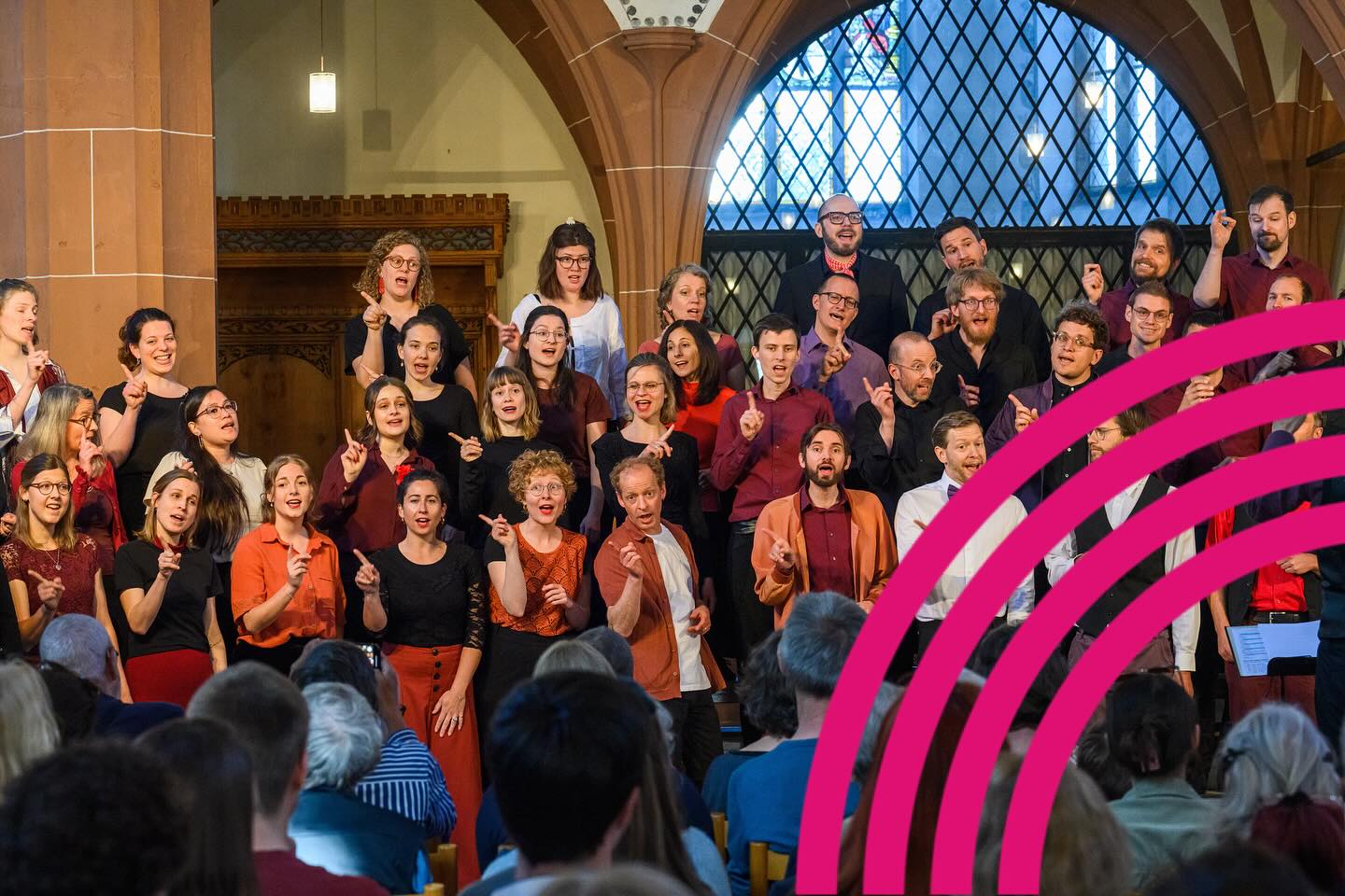 ✨Dancing - cheek to cheek!✨
Im Mai durften wir die Leonhardskirche besingen und… betanzen! Denn: In unseren Sänger:innen-Reihen haben sich auch Tänzer:innen versteckt 💕.
Hier ein paar Eindrücke des farbigen, bewegten Konzerts mit ersten Sommervibe-Vorboten!
1: „So, so“ oder „Nei, nei“ oder „Mo-moll“ oder doch „Ja, ja“?
2: Die steppende Zoe tanzt während dem „Bare necessities“
3 + 4: Tänzer:innen des ChorBasels
5 + 6: Orchester? Können wir! ^^
7: Moderation durch die Tanzabende
8: Und wer ist da gemeint?
9: ❣️🔴🔻🌸🌺💕🍓🧡🔸💓
10: Sto Perigiali im Chorkreis
📷: Daniel Meier