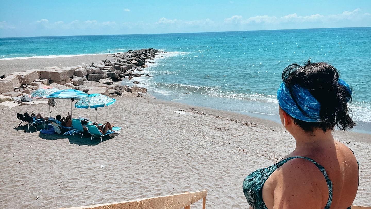 La Dolce Vita am Meer 🌊
Einfach mal durchatmen, den Blick über das türkisfarbene Wasser schweifen lassen und dem Rauschen der Wellen lauschen...
Hier ist der Alltag ganz weit weg. 💙
#MeTime #CalabriaVibes #Strandtag #Meerblick #ItalienLiebe #DolceVita #Sommermomente #LaDolceVita #Meerweh #AuszeitAmMeer