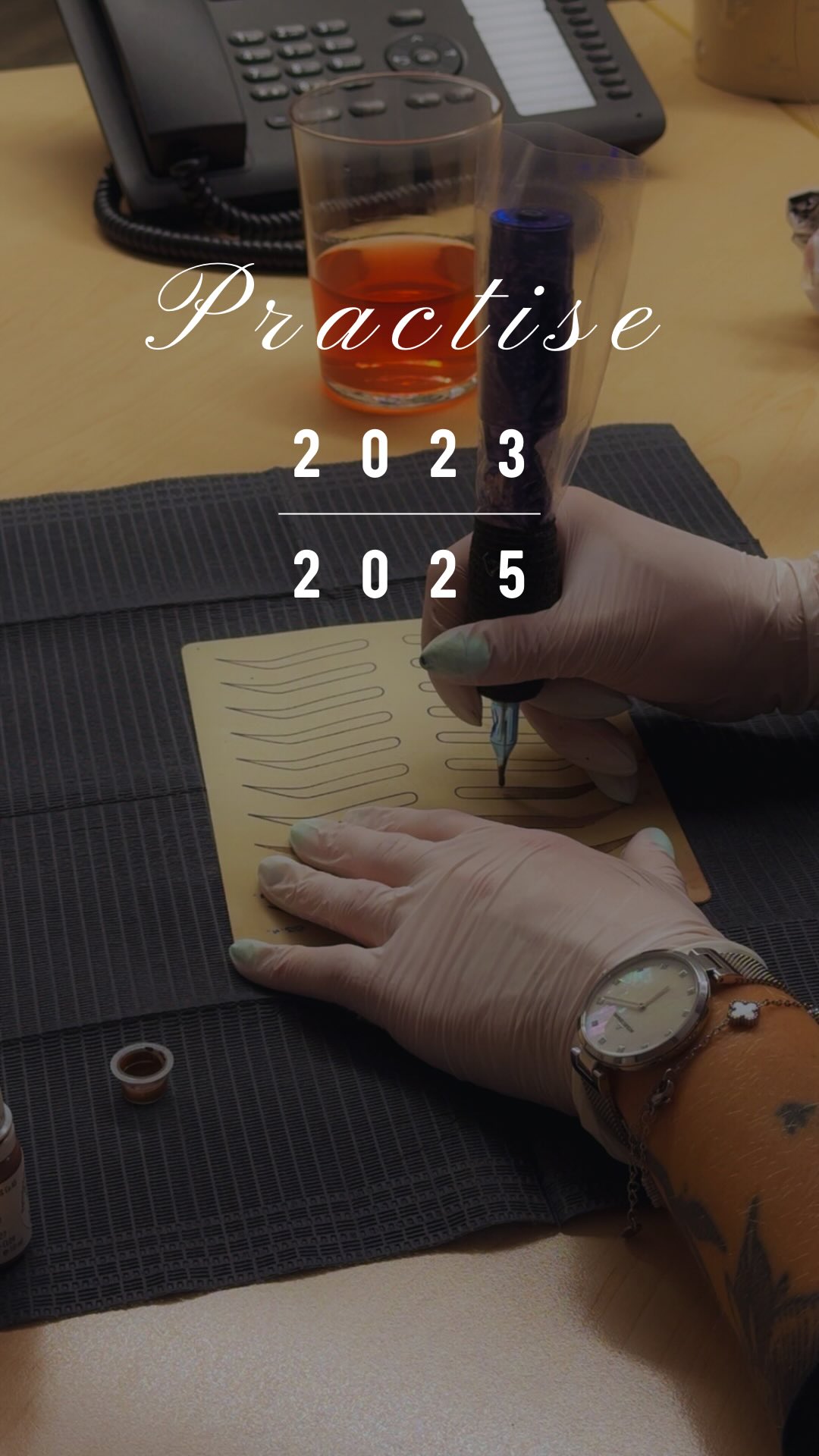 ✨ Von den ersten Strichen bis zur sicheren Hand 🫶🏼
2023 habe ich ganz ruhig und vorsichtig begonnen, erste Versuche auf Latexhaut. Heute, 2025, sehe ich zurück, bin stolz und dankbar, wie viel ich lernen durfte. 💪🏽🧠
Jede Linie, jeder Fehler, jede Übung hat mich weitergebracht.
Das ist nicht einfach nur Training – das ist Leidenschaft, Geduld und Entwicklung. 💥
Wenn du auch gerade anfängst: Gib nicht auf. Lern, wachse, mach weiter. 🌱✨
#PMUJourney #PermanentMakeup #pmusaafelden #saalfelden #augenbrauenpmu #powderbrows #ombrébrows #shadingbrows #pmubehandlung #saalfeldenbeauty #salzburgerlandbeauty #browstudio #browartist #pmuartist #browstyling #pmuliebe