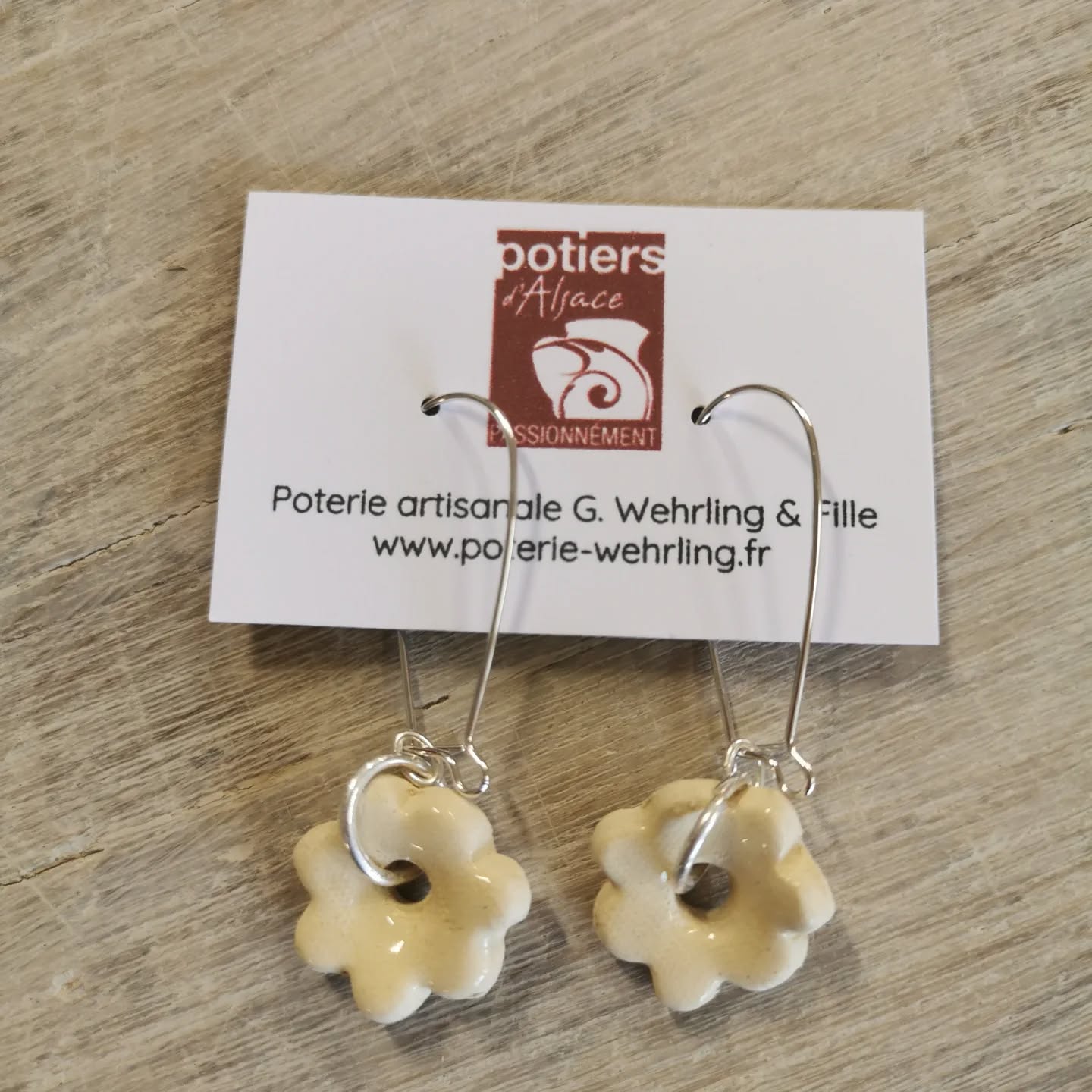 Il me restait quelques petites fleurs en trop des fameux gobelets collector.
Après mûre réflexion... j'ai décider de le monter en boucle d'oreille car sinon elles allaient au recyclage.
Voilà donc quelques fleurs rescapées elles sont disponibles dans la boutique à Soufflenheim ou sur mon site internet :
www.poterie-wehrling.fr
Les fermoirs sont en argent afin d'éviter les allergies.