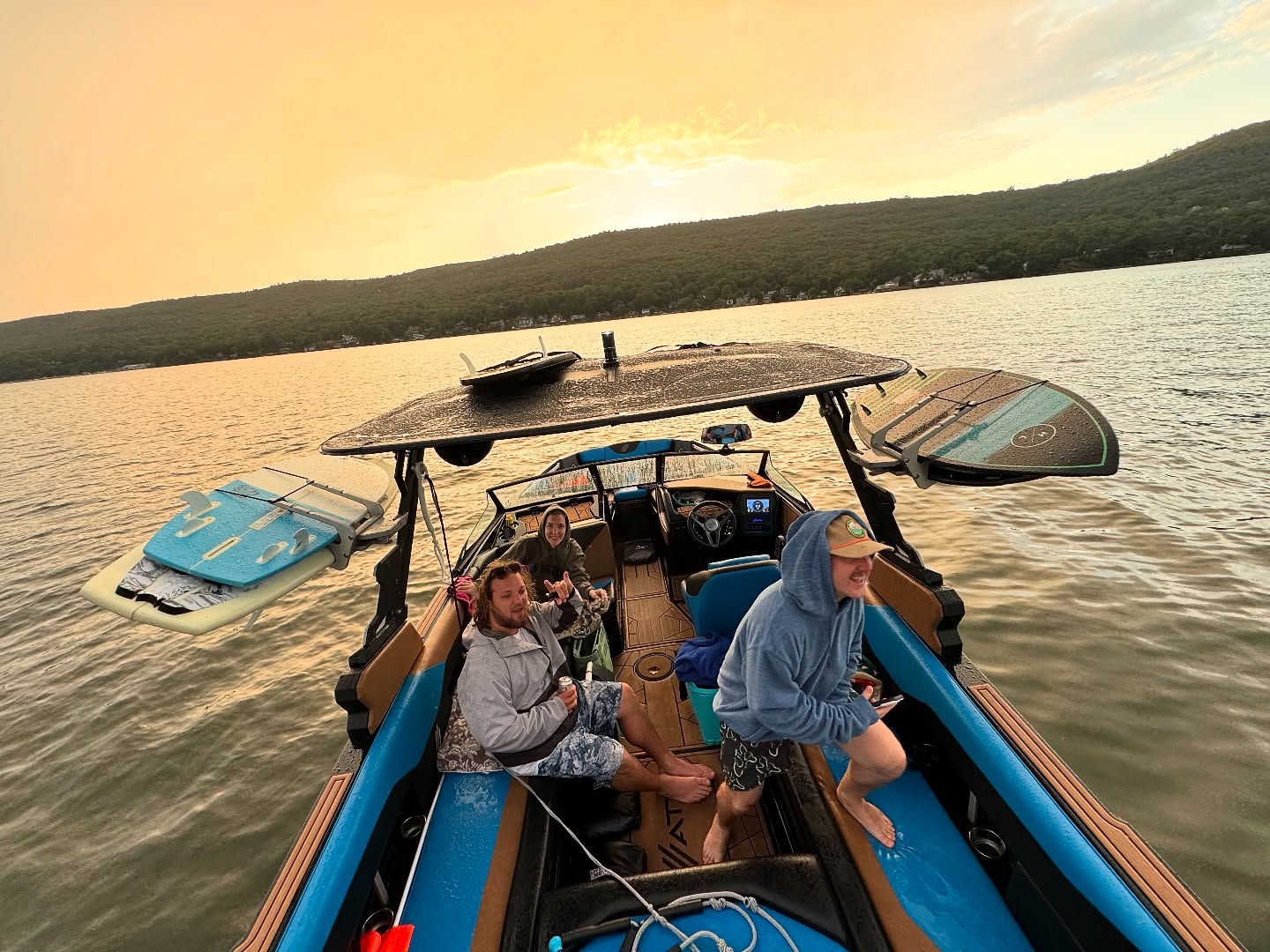 Surfing 🏄♂️ and Sunsets 🌅 
#wakesurf #greenwoodlakeny #sunsets #thingstodonyc #surf #wakeboarding #greenwoodlake #adventure #learnsomethingnew