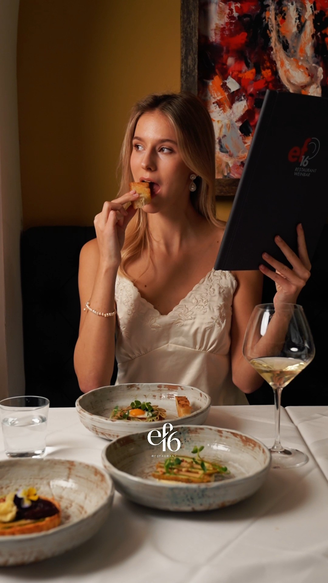 Was braucht’s für einen perfekten Abend? 🍽️
Freunde, ein Glas Wein – und die Küche vom ef16. 😊
Der Rest? Passiert ganz von selbst. 😁
#ef16restaurant #ef16moments #kulinarikinderinnenstadt #wienstagram #finefoodvienna #sharedmoments #fleischmarkt16