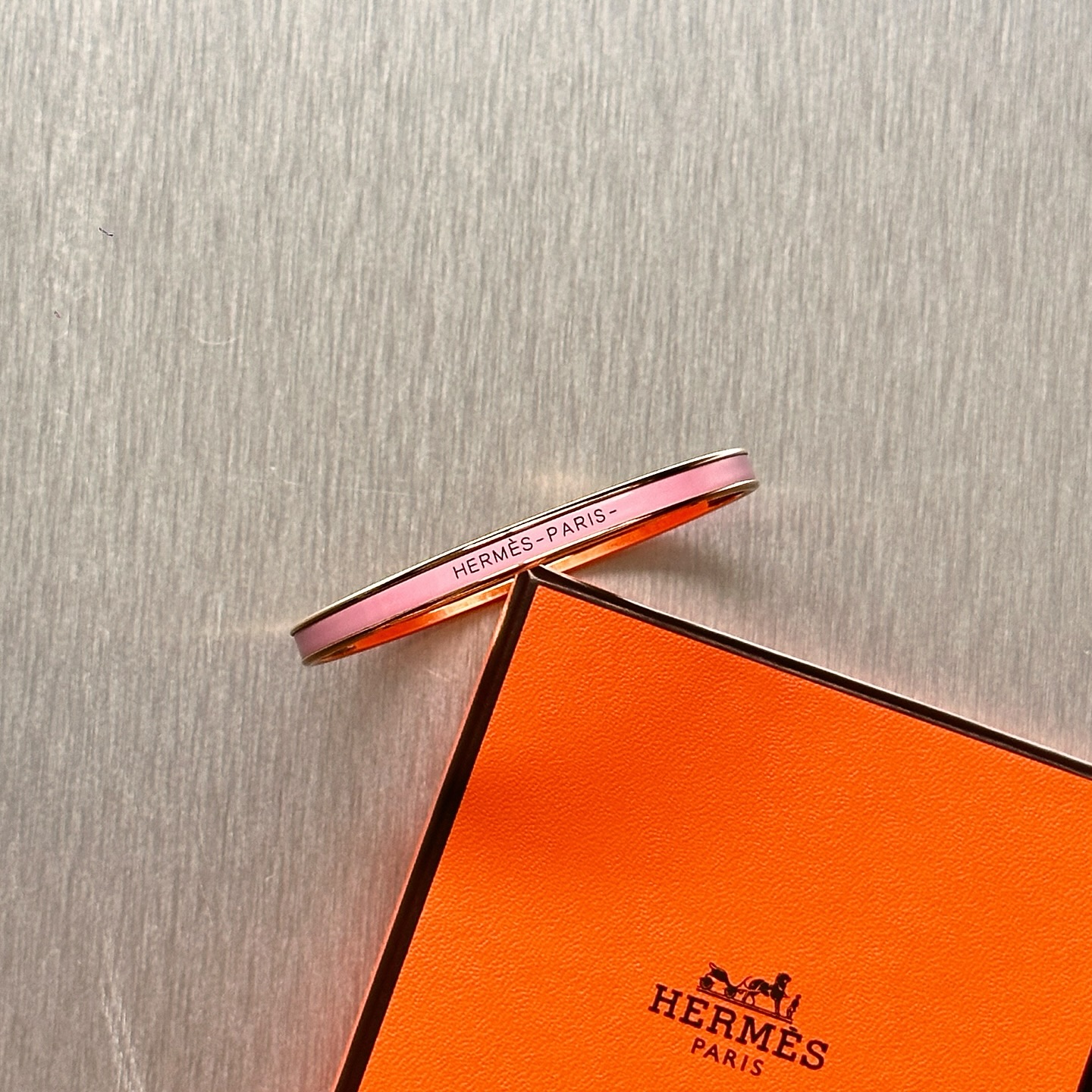 Soft pink with a touch of Parisian polish â the Hermès Uni Bangle in Rose Candeur adds a whisper of luxury to your wrist.
For more information, please refer to the website link provided in the bio.
Listing no: 200954
Opuluxe.sg is not affiliated to the brands featured. We are an independent consignment platform of authenticated luxury products. All trademarks and copyrights remain sole property of the brands.