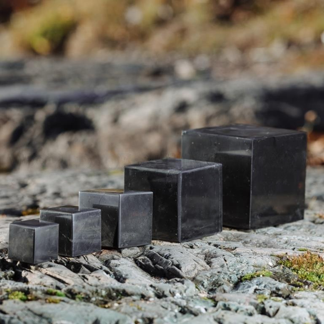 🔲✨ Cubos de Shungita: Pulidos y Naturales ✨🔲
Descubrí la elegancia de la shungita en su forma más pura y en su versión refinada. Nuestros cubos te ofrecen dos experiencias únicas:
**• Cubos Pulidos**
– Superficie lisa y brillante que realza su color negro profundo.
– Tacto suave que invita al contacto y la contemplación.
– Perfectos para mesas de trabajo, escritorios o rincones de meditación, aportando un toque minimalista y sofisticado.
**• Cubos Sin Pulir**
– Textura cruda y auténtica, con bordes irregulares que muestran la fuerza natural de la piedra.
– Ideal para quienes buscan conexión directa con la energía de la tierra.
– Llévalos a tu altar o espacio zen para anclarte en la realidad cruda del presente.
✨ Ambos cubos actúan como escudos contra las radiaciones electromagnéticas, gracias a su alto contenido de fullerenos. Colocalos en tu entorno diario para purificar el ambiente y elevar tu vibración.
🔹 Cómo usarlos:
1. Elige tu estilo: pulido para la elegancia urbana, natural para la conexión terrenal.
2. Colócalo en tu espacio favorito: junto a tu laptop, en tu mesa de noche o en tu altar de meditación.
3. Dejalo actuar: siente cómo equilibra tu energía y filtra las ondas invisibles a tu alrededor.
“Tu espacio de bienestar natural”
#Shungita #CubosDeShungita #BienestarNatural #ProtecciónEMF #ShungiLife #EnergíaPositiva #MinimalismoZen