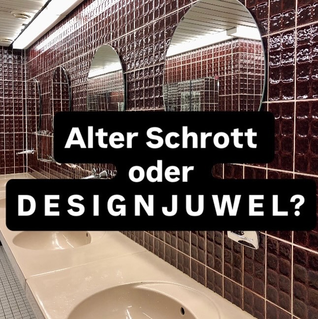 Für viele einfach nur altmodisch und aus der Zeit gefallen - für mich ein verborgenes Designjuwel🥰
⚪️tiefglänzende Fliesen in Bordeaux
⚪️Helle Kreuzfugen, die das Raster betonen
⚪dazu runde Spiegel als grafischer Kontrast
⚪️monolithische Waschbecken in warmem beige, wie aus einem Film der 70er
Wer sagt, dass alles immer neu, hell, beige und skandi-clean sein muss?😱
Vintage-Interior lebt vom Mut. 💪🏻
Von Struktur, Patina, vor allem aber vom CHARAKTER.
Ich glaube:
Gute Innenarchitektur beginnt da,
wo andere nur unliebsamen Altbestand sehen.
Wenn du Lust hast auf Interior mit einer positiven Haltung dem Bestand gegenüber,
auf Stil und Besonderheit statt 0–8-15 und
auf Räume, die Geschichten erzählen, dann drücke jetzt denn Follow-Button.✅
Ich zeige dir hier auf diesem Profil, wie du das Besondere im Gewöhnlichen findest.🖤
#innenarchitektur #interiordesignliebe #retrovibes #vintagedesign #kachelkunst #mehralsnurwohnen #mutzurpersönlichkeit #deinwunschraum